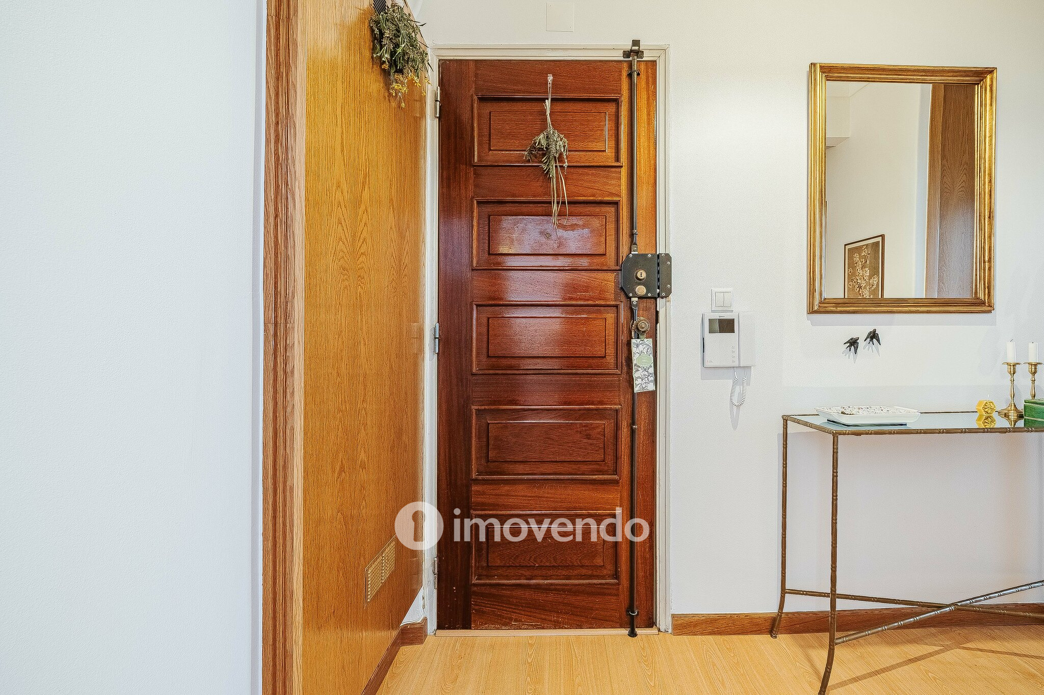 Apartamento T2 com cozinha equipada e duas varandas, na Damaia