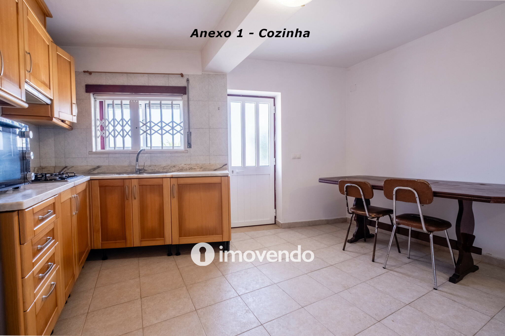 Moradia com terreno de 1.347 m2 e garagem, em São Martinho do Bispo