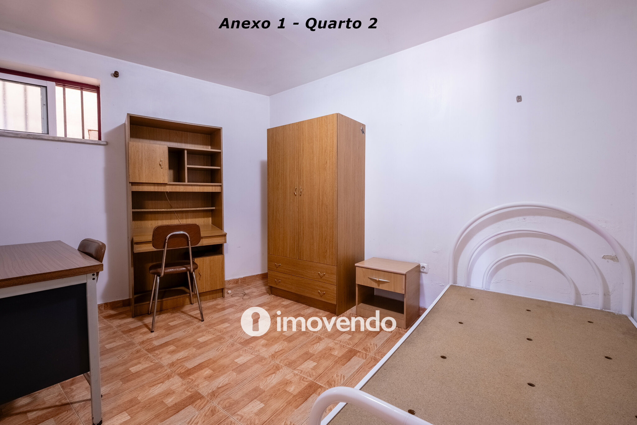 Moradia com terreno de 1.347 m2 e garagem, em São Martinho do Bispo