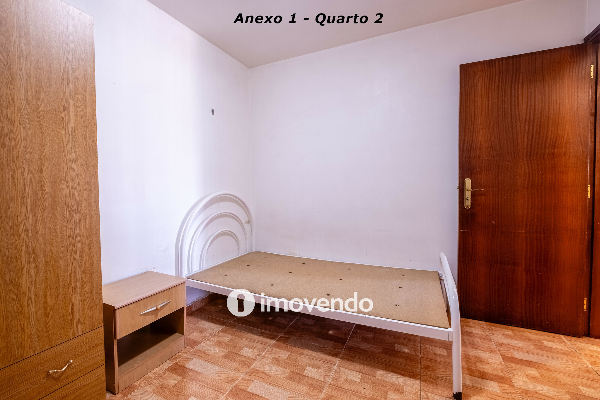 Moradia com terreno de 1.347 m2 e garagem, em São Martinho do Bispo