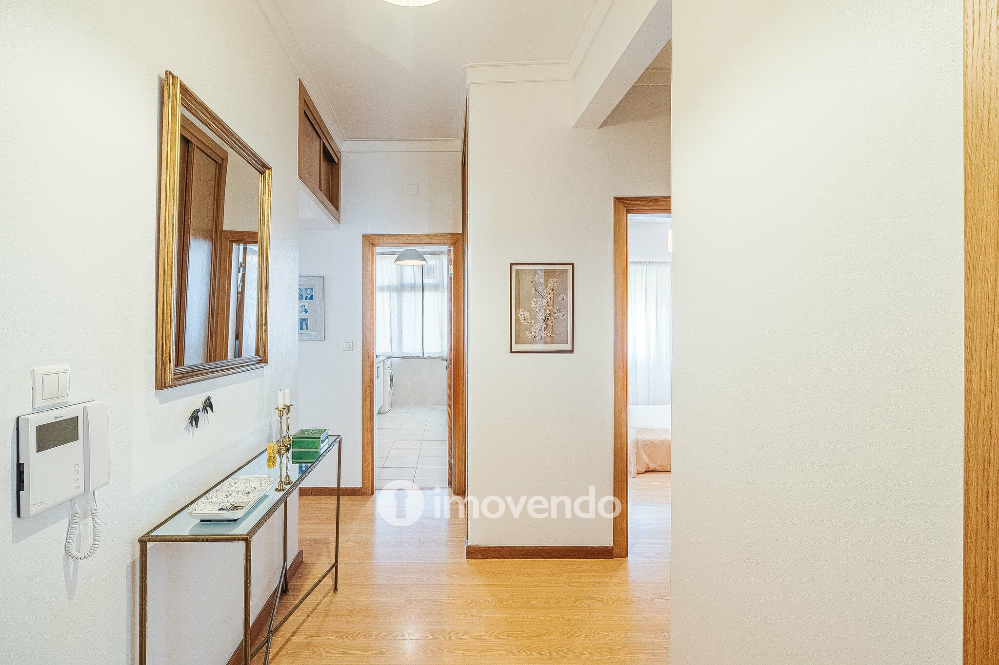 Apartamento T2 com cozinha equipada e duas varandas, na Damaia