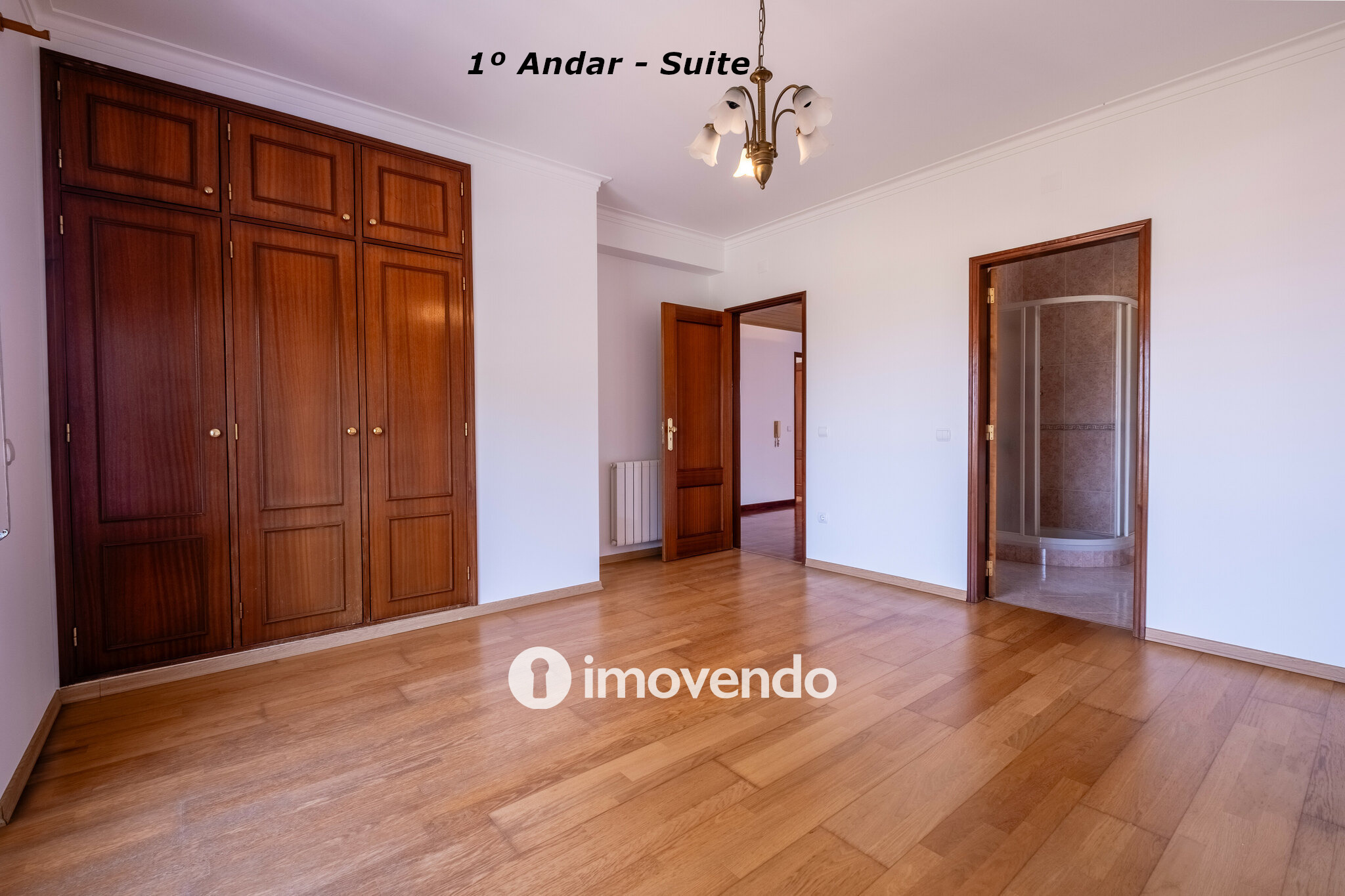 Moradia com terreno de 1.347 m2 e garagem, em São Martinho do Bispo