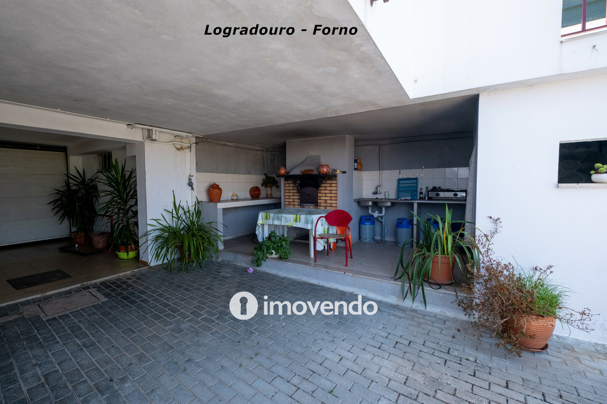 Moradia com terreno de 1.347 m2 e garagem, em São Martinho do Bispo