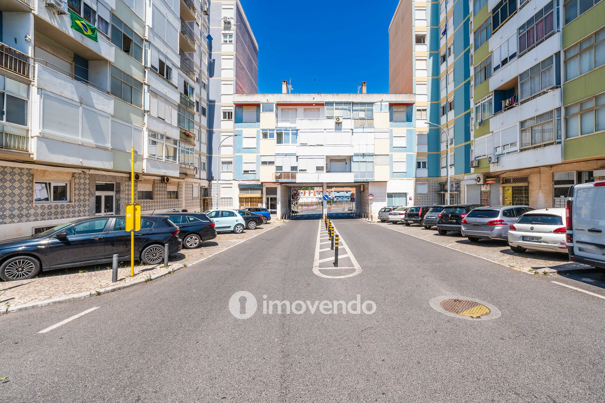 Apartamento T2 com cozinha equipada e duas varandas, na Damaia