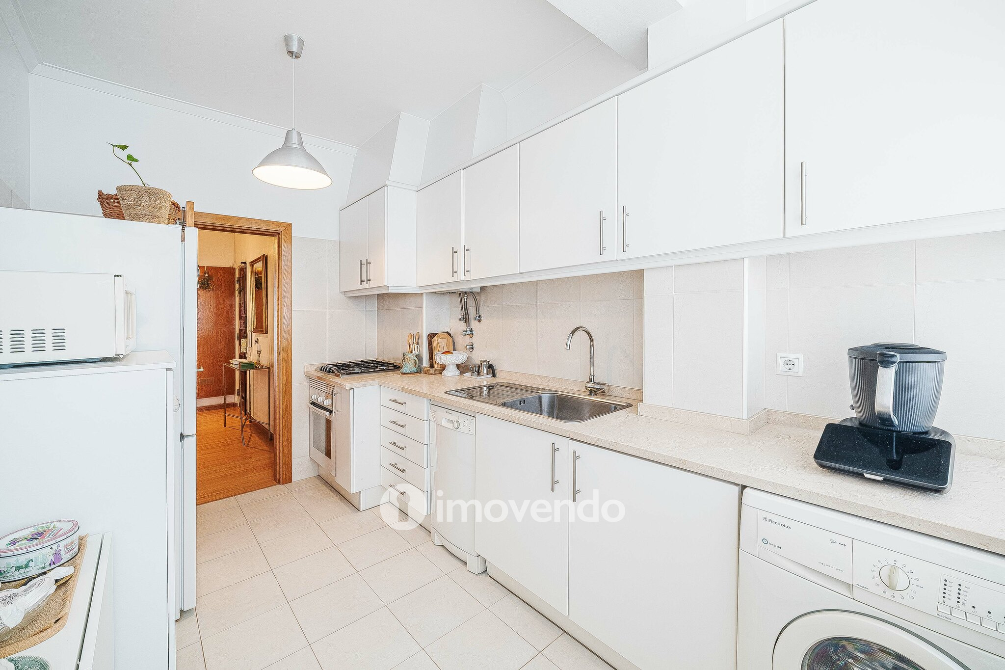 Apartamento T2 com cozinha equipada e duas varandas, na Damaia