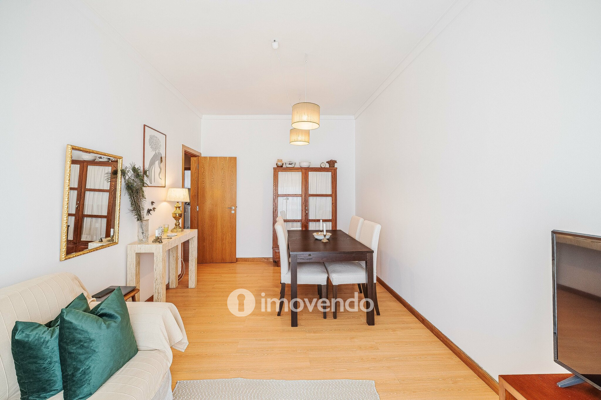 Apartamento T2 com cozinha equipada e duas varandas, na Damaia