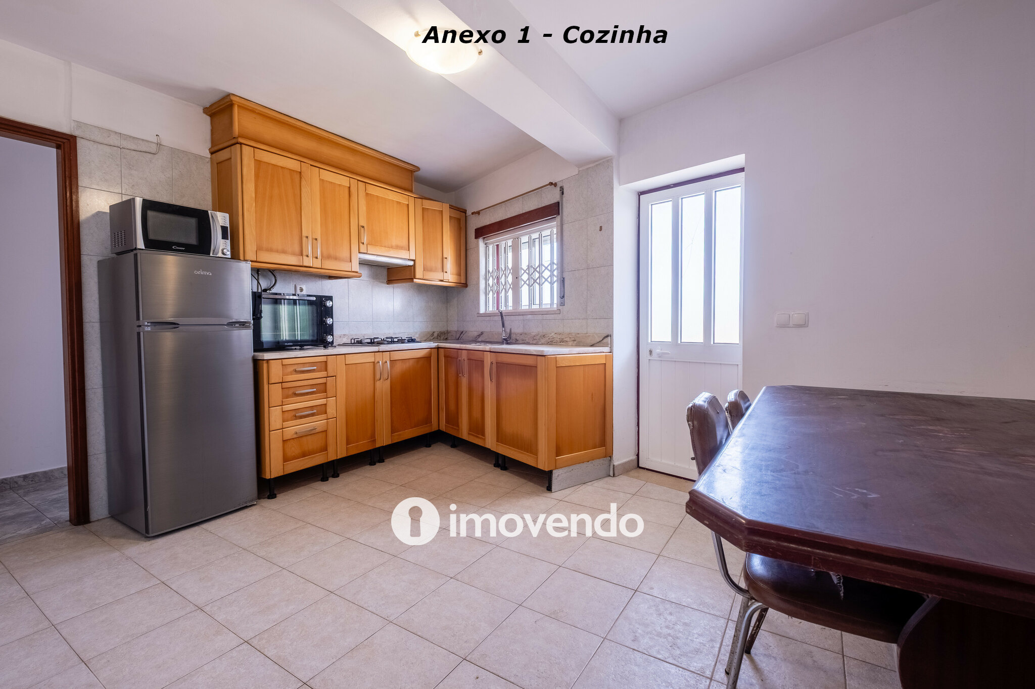 Moradia com terreno de 1.347 m2 e garagem, em São Martinho do Bispo