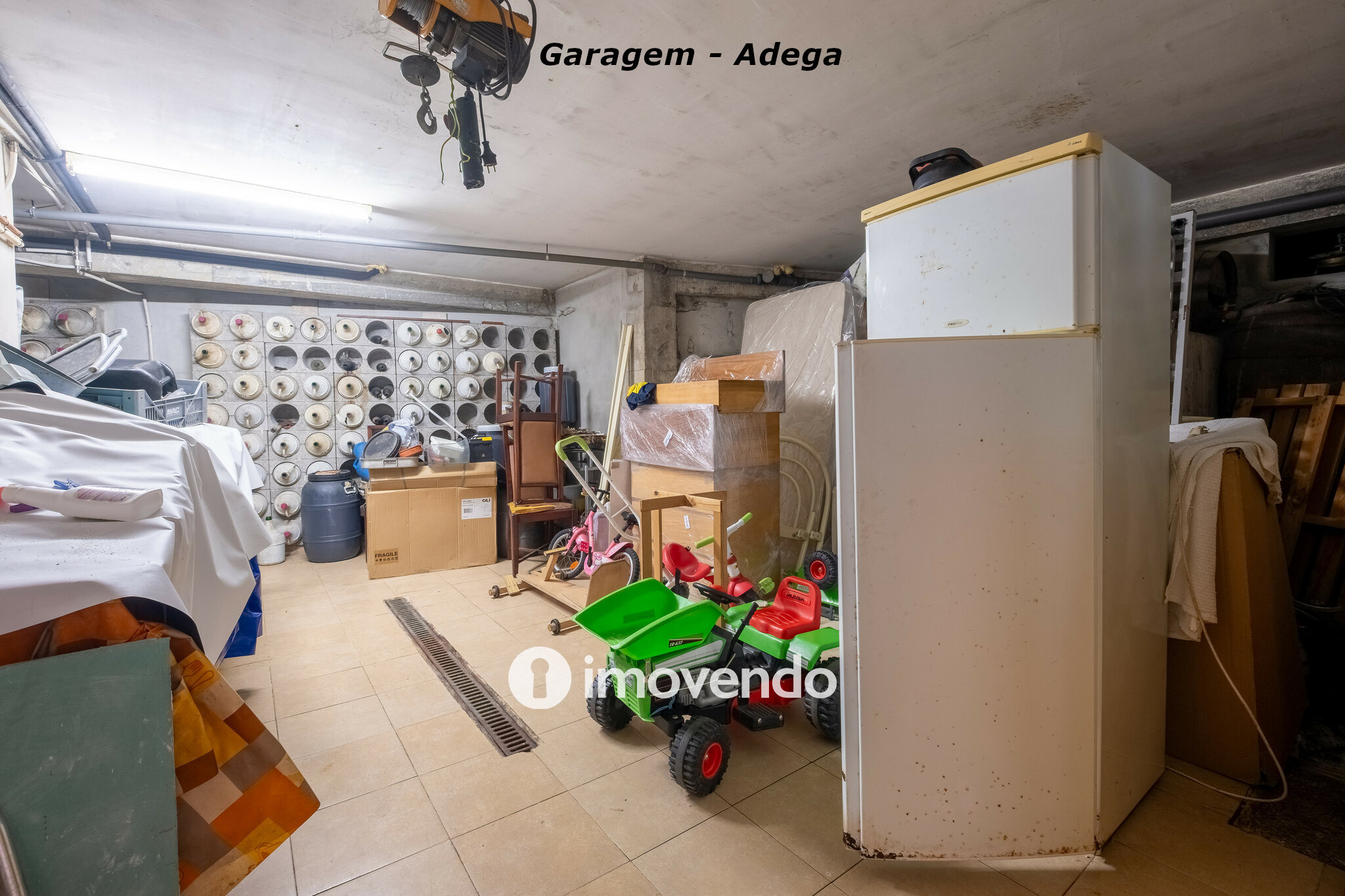 Moradia com terreno de 1.347 m2 e garagem, em São Martinho do Bispo