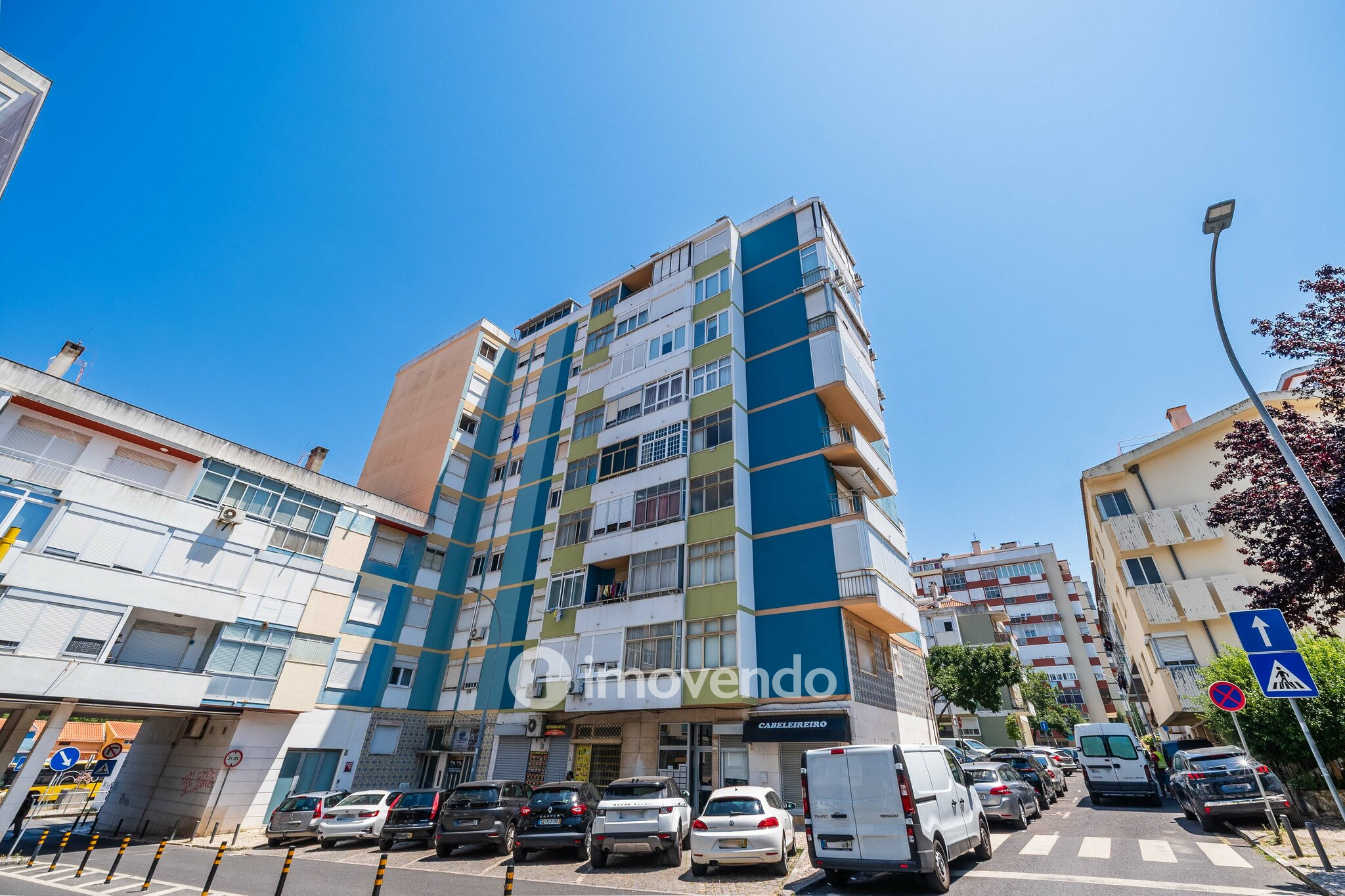 Apartamento T2 com cozinha equipada e duas varandas, na Damaia