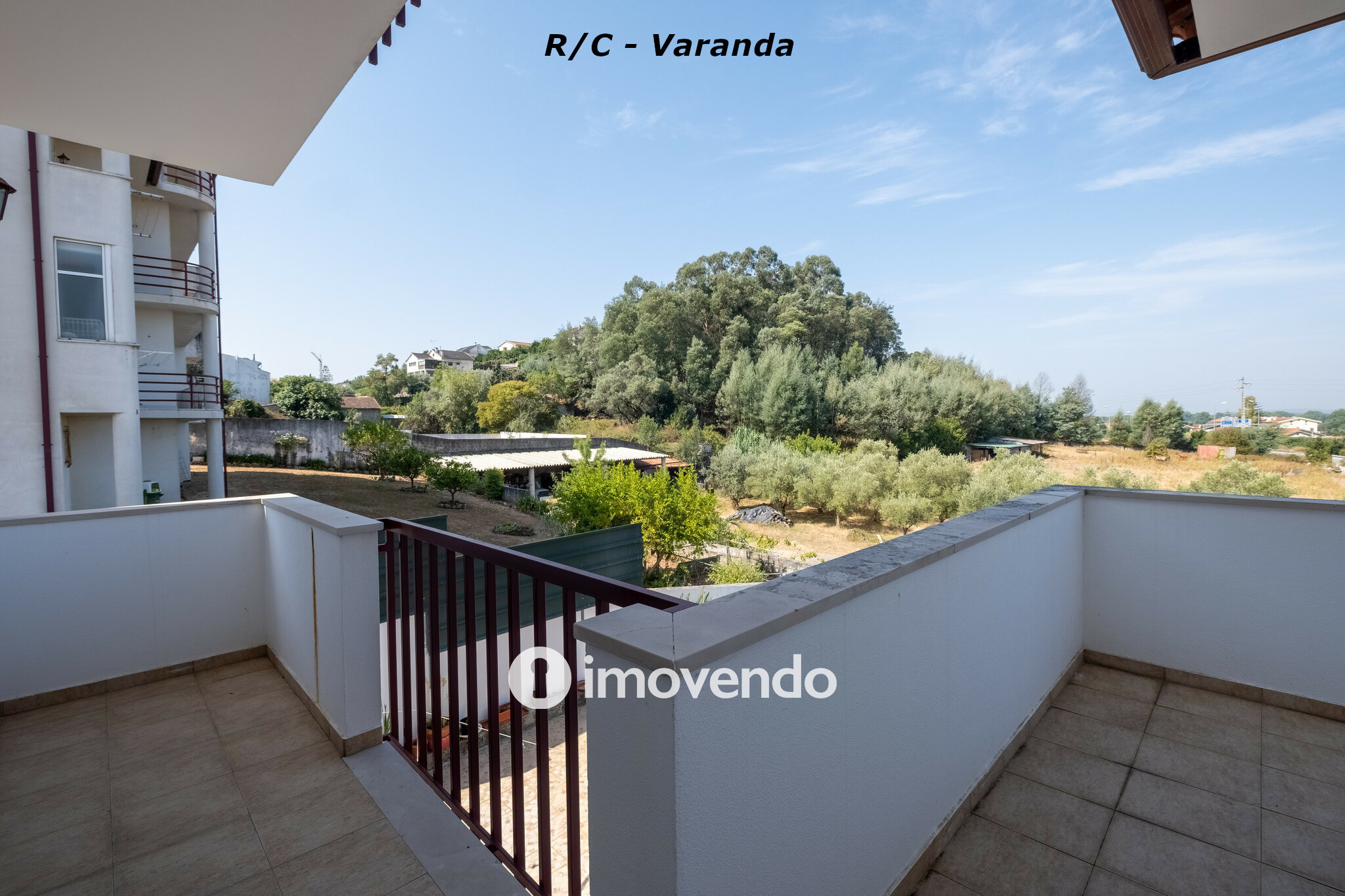 Moradia com terreno de 1.347 m2 e garagem, em São Martinho do Bispo