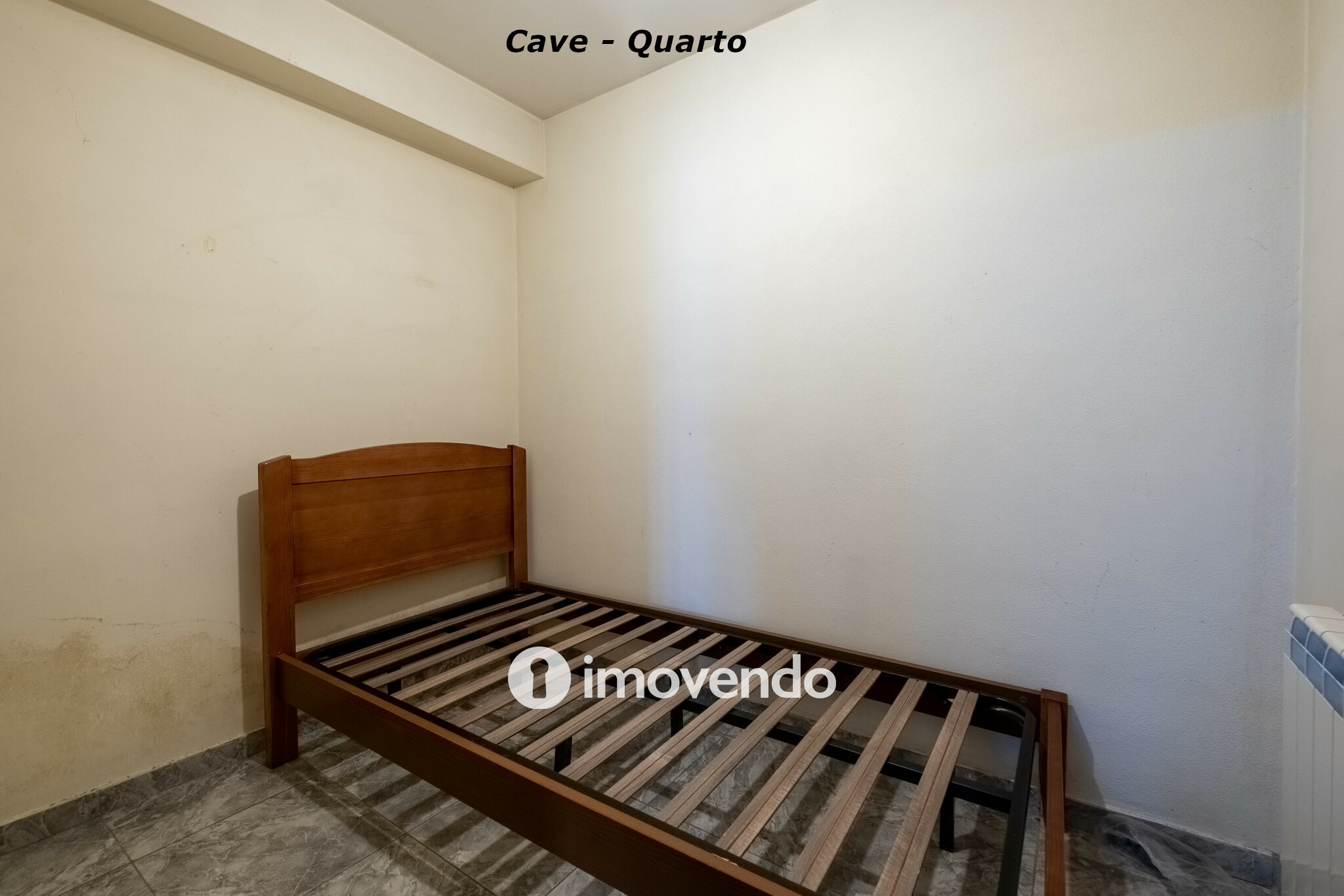 Moradia com terreno de 1.347 m2 e garagem, em São Martinho do Bispo