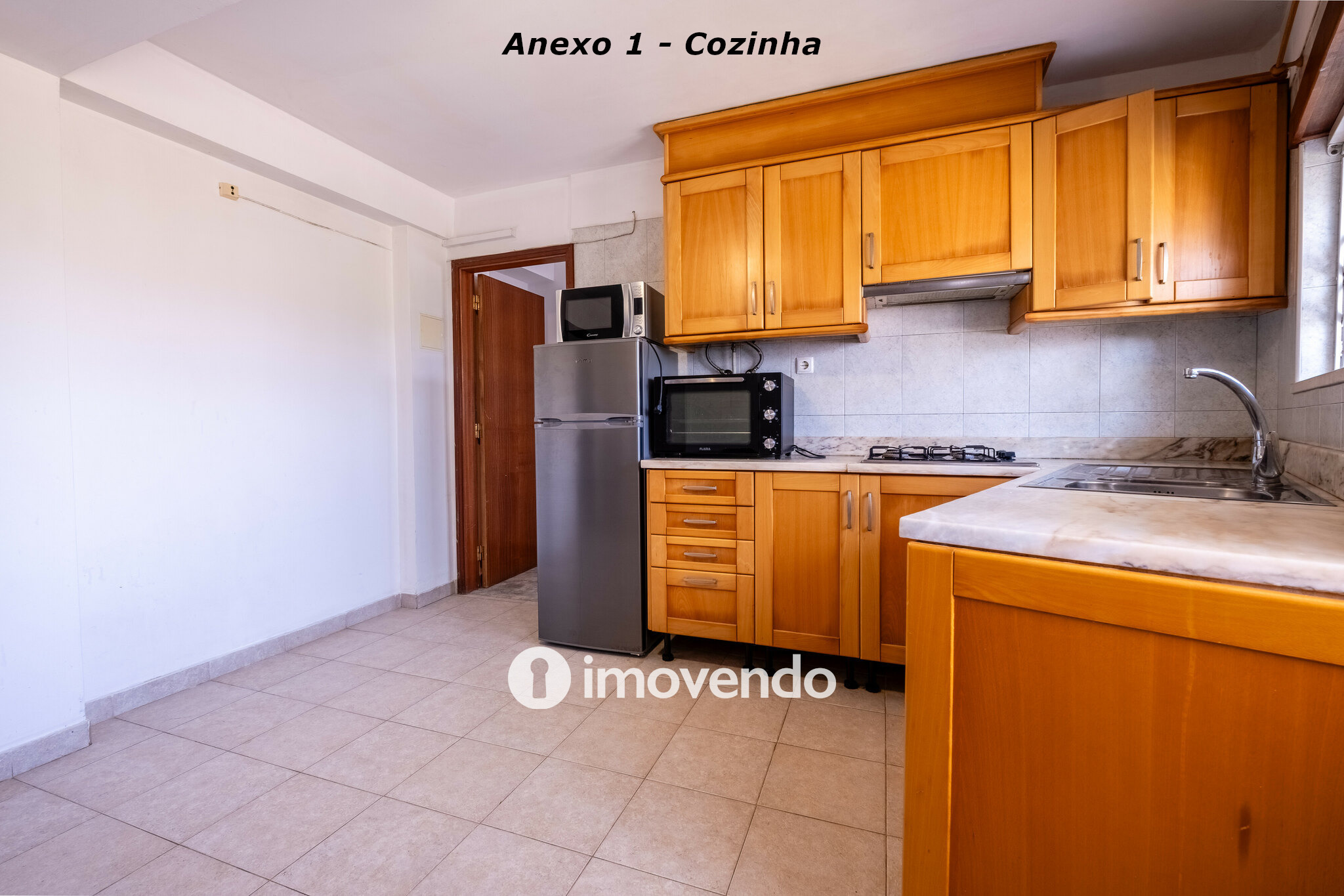 Moradia com terreno de 1.347 m2 e garagem, em São Martinho do Bispo