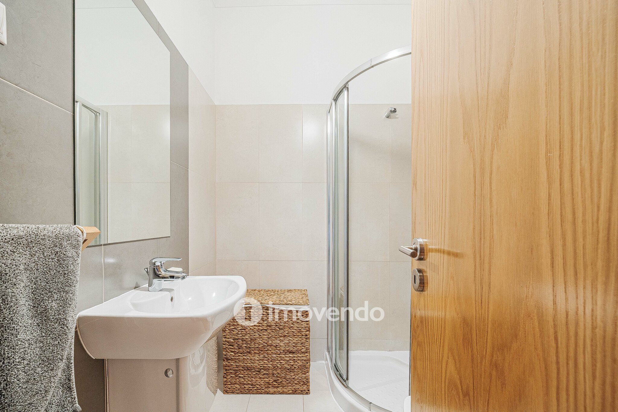 Apartamento T2 com cozinha equipada e duas varandas, na Damaia