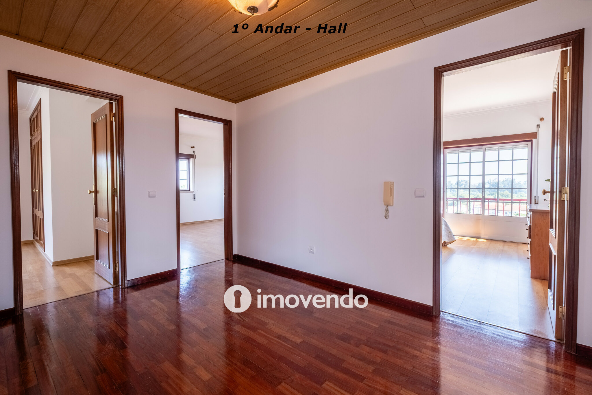 Moradia com terreno de 1.347 m2 e garagem, em São Martinho do Bispo