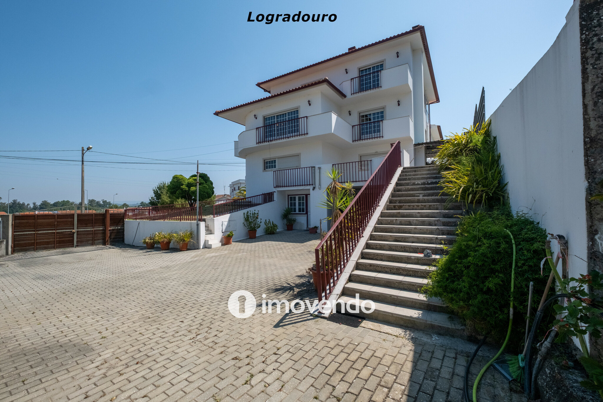 Moradia com terreno de 1.347 m2 e garagem, em São Martinho do Bispo