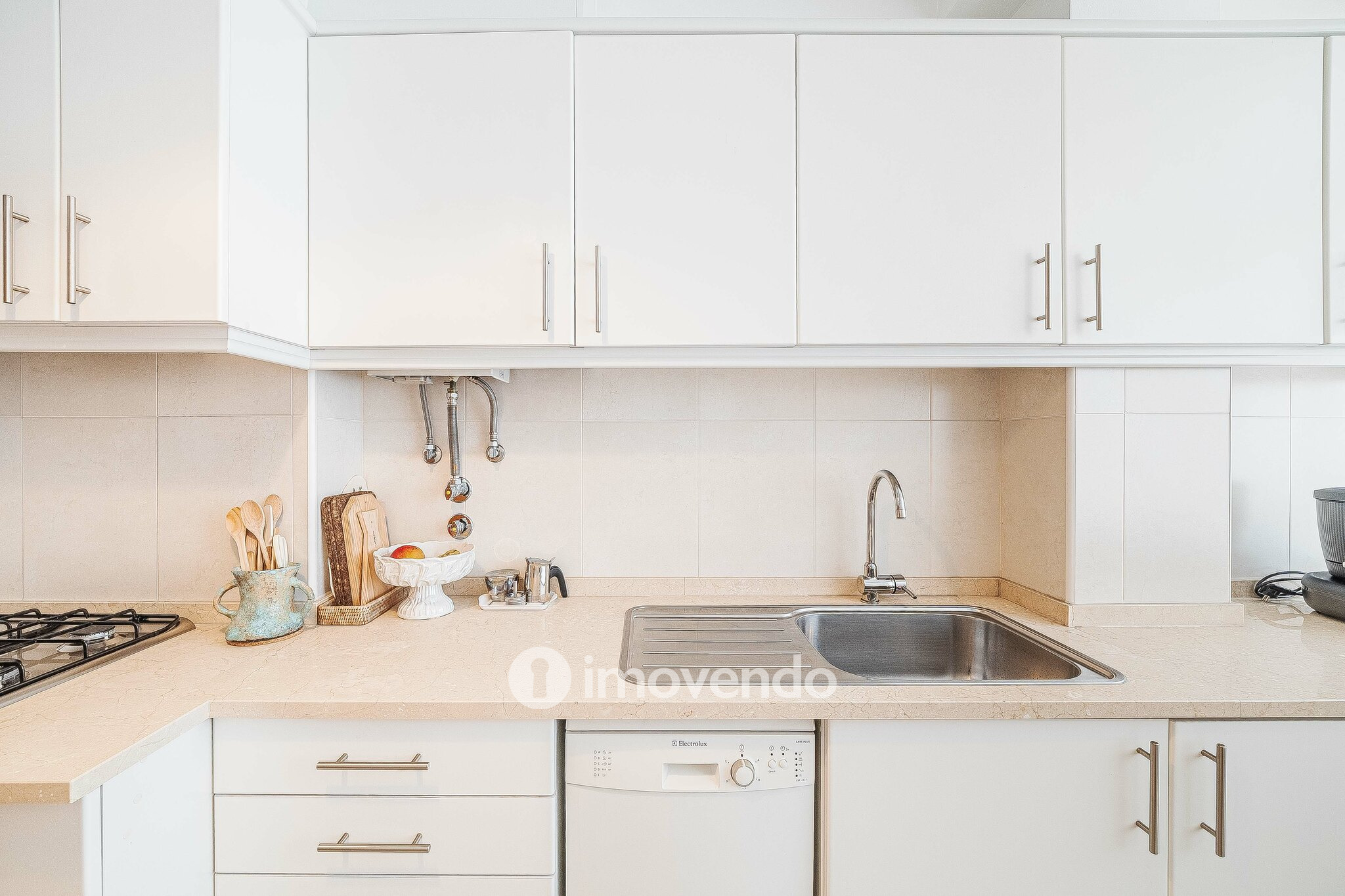 Apartamento T2 com cozinha equipada e duas varandas, na Damaia