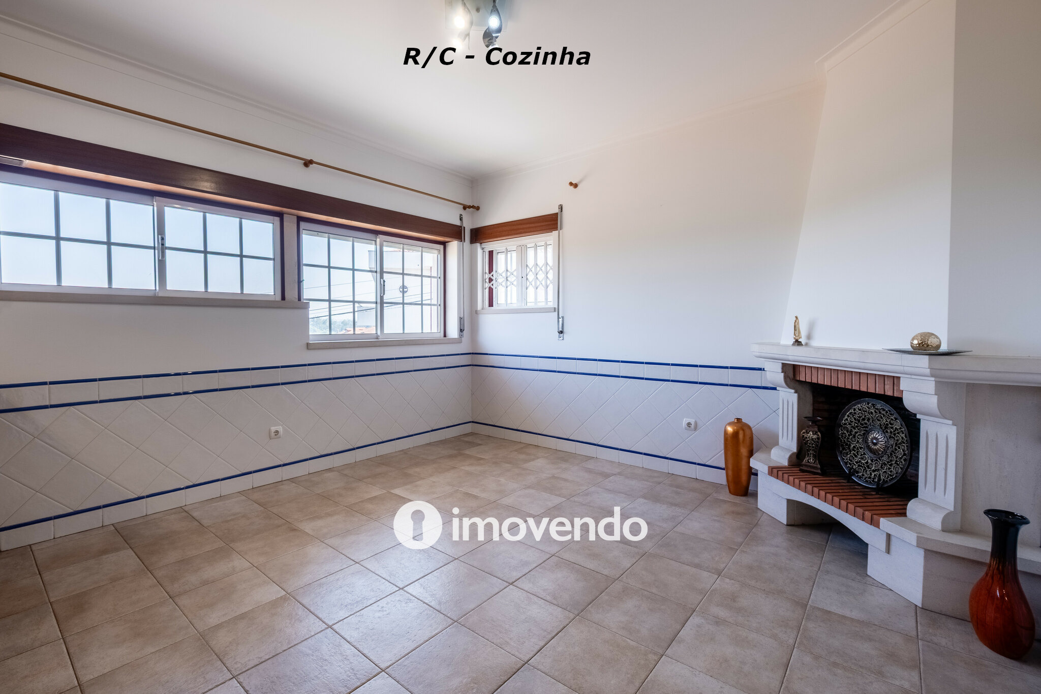 Moradia com terreno de 1.347 m2 e garagem, em São Martinho do Bispo