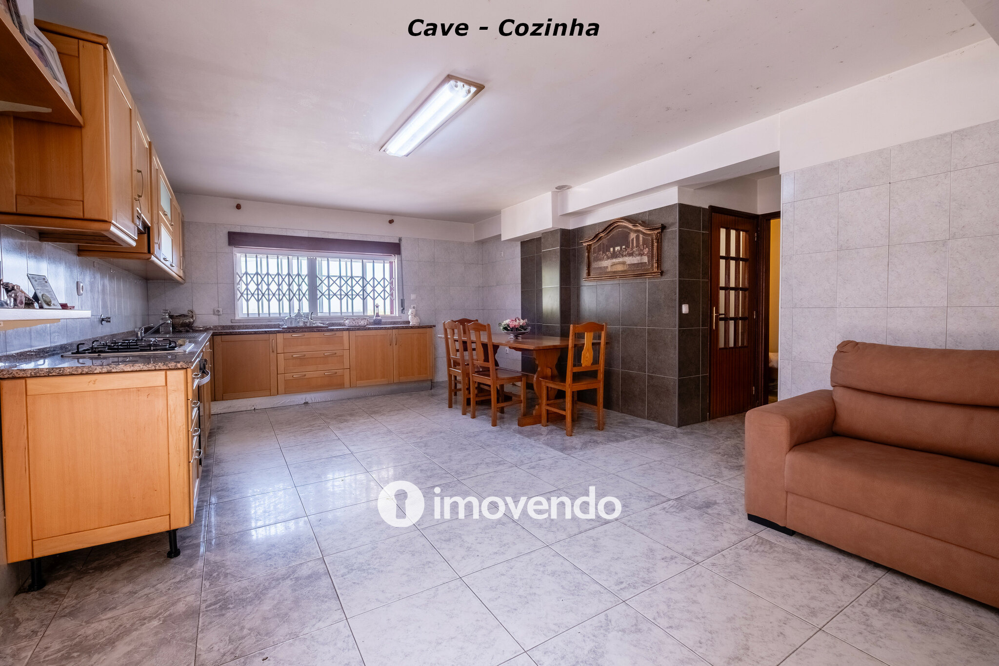 Moradia com terreno de 1.347 m2 e garagem, em São Martinho do Bispo