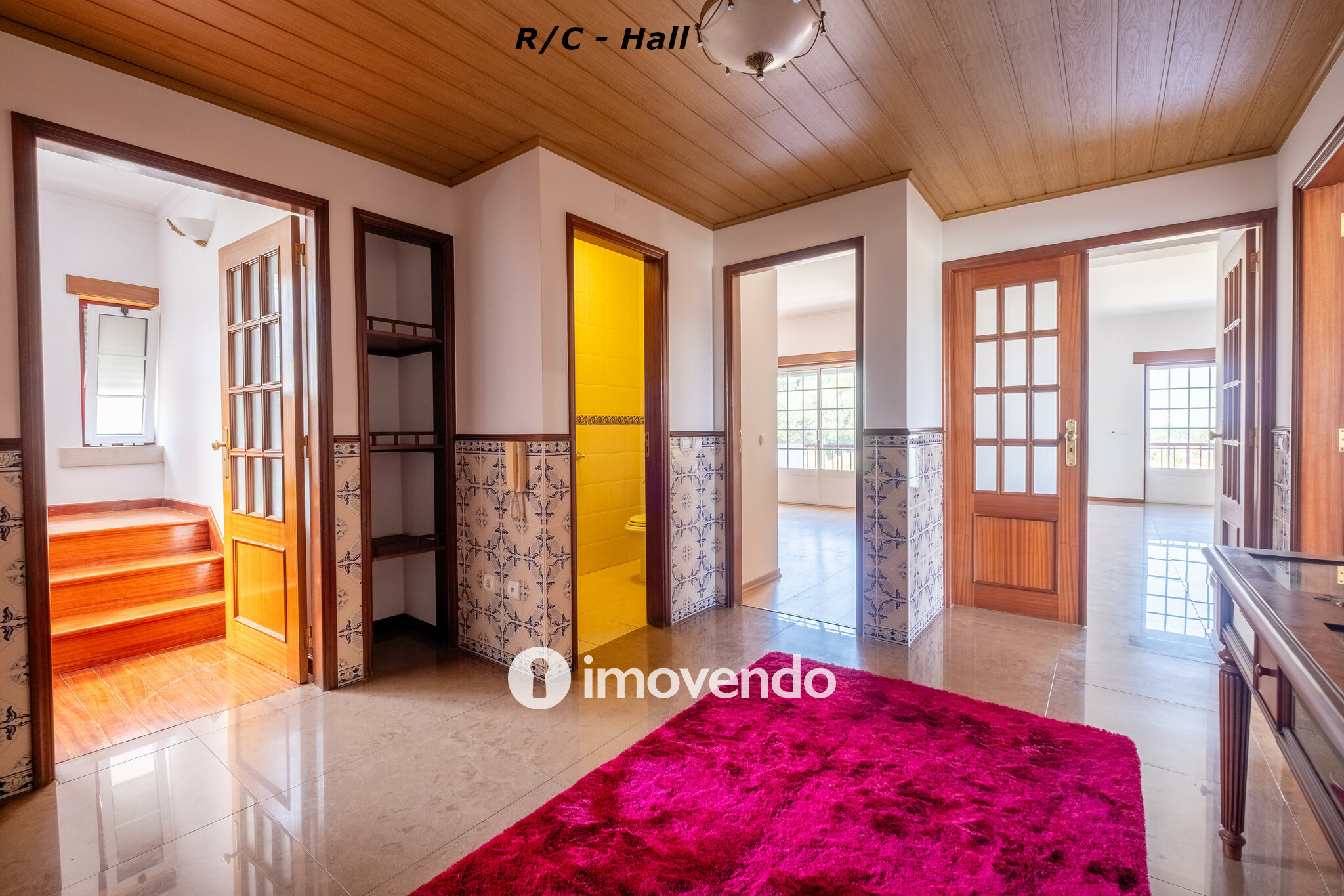 Moradia com terreno de 1.347 m2 e garagem, em São Martinho do Bispo