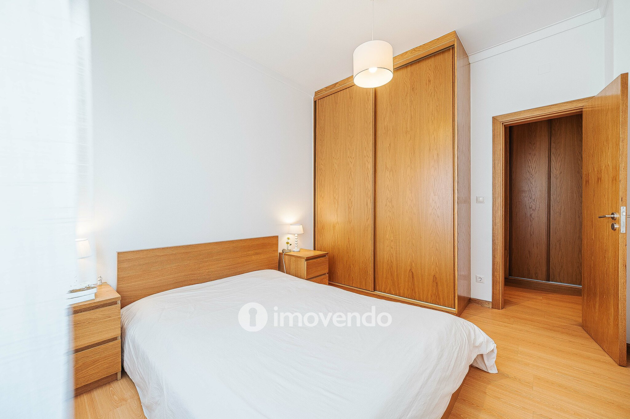 Apartamento T2 com cozinha equipada e duas varandas, na Damaia
