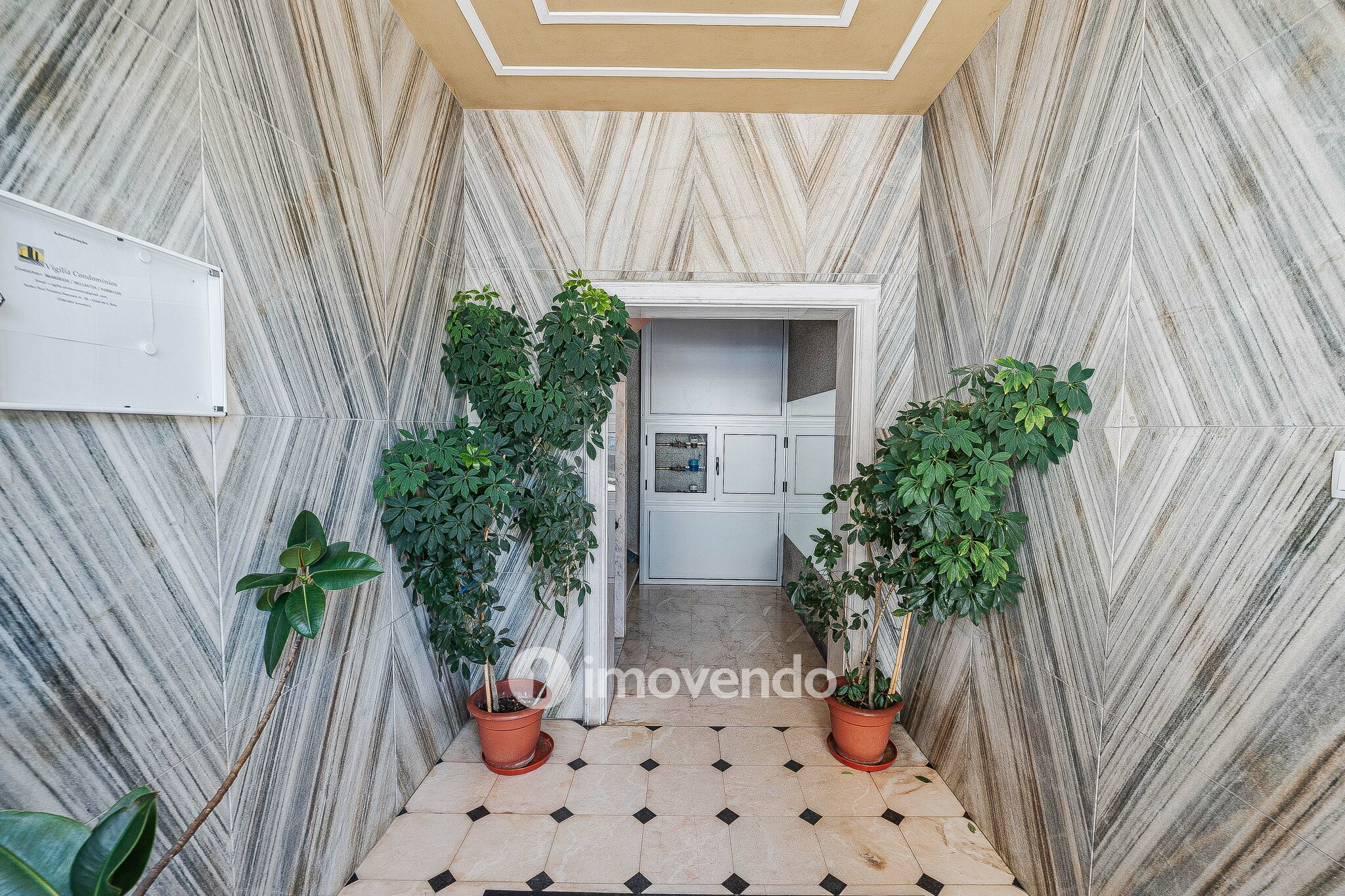 Apartamento T2 com cozinha equipada e duas varandas, na Damaia