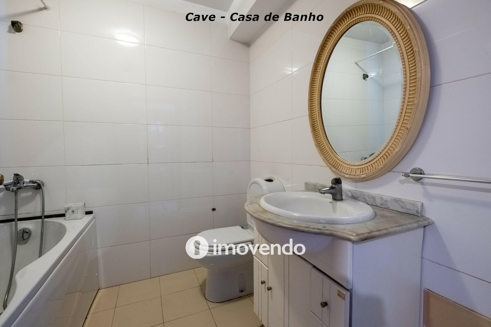 Moradia com terreno de 1.347 m2 e garagem, em São Martinho do Bispo