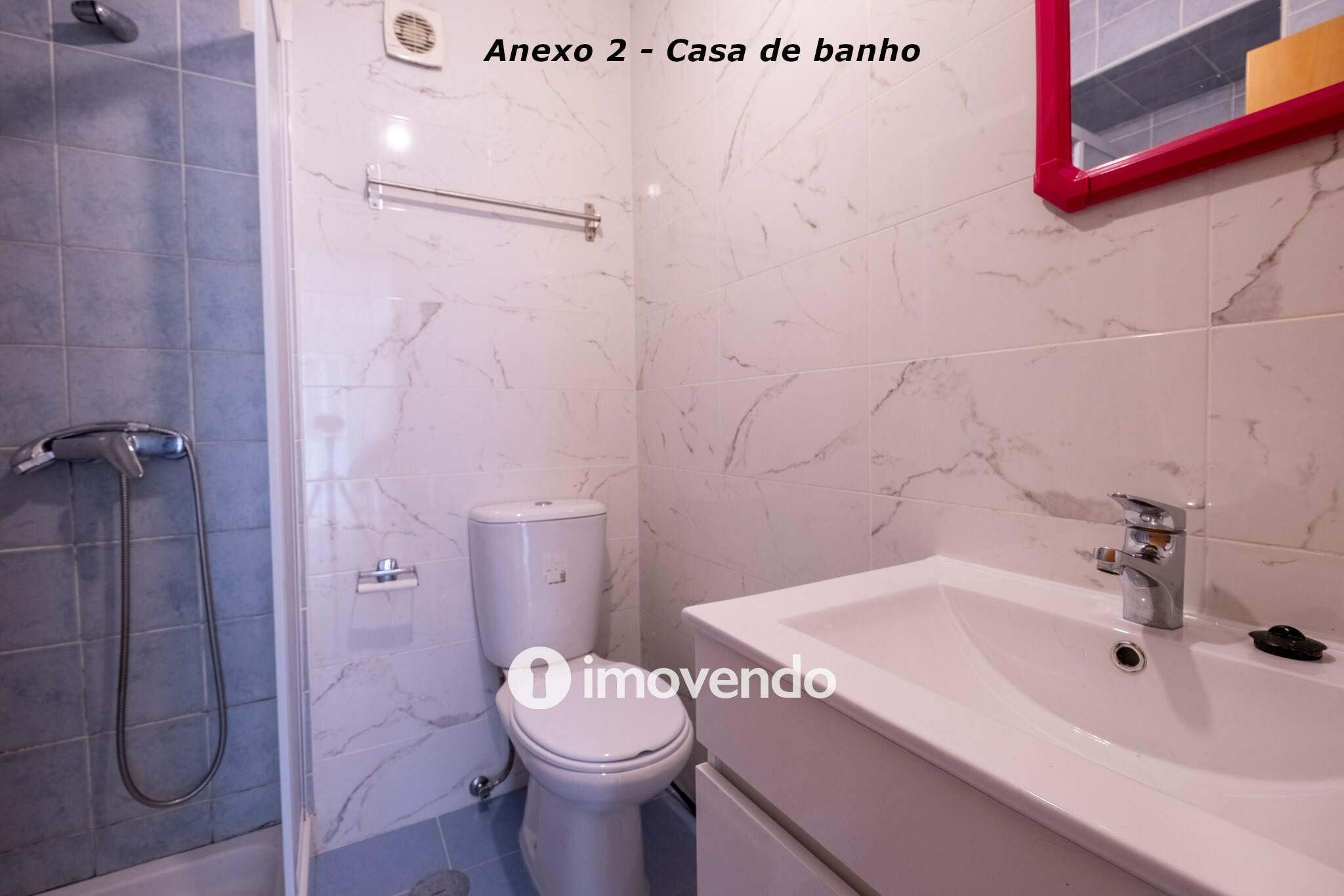 Moradia com terreno de 1.347 m2 e garagem, em São Martinho do Bispo