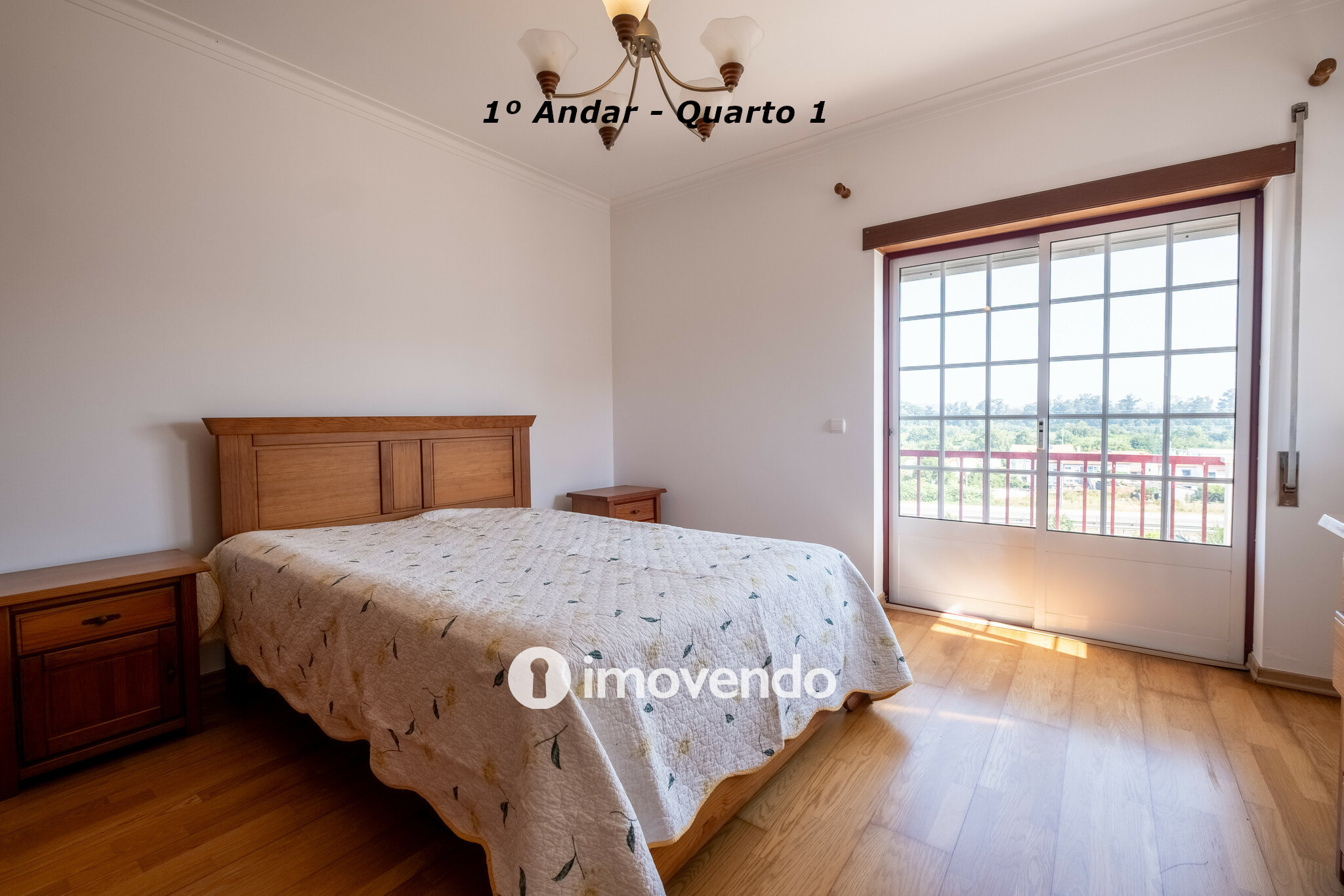 Moradia com terreno de 1.347 m2 e garagem, em São Martinho do Bispo