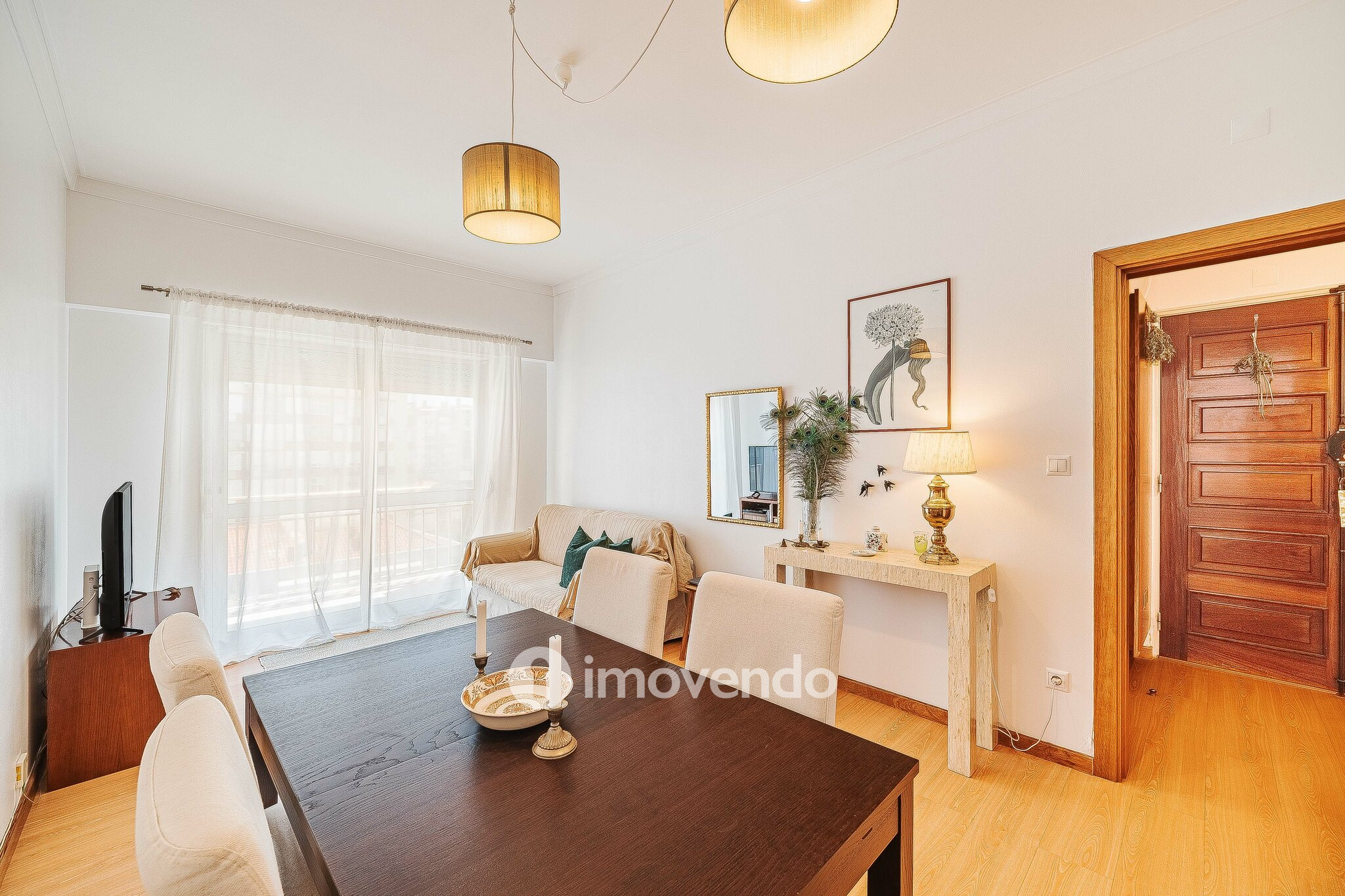 Apartamento T2 com cozinha equipada e duas varandas, na Damaia