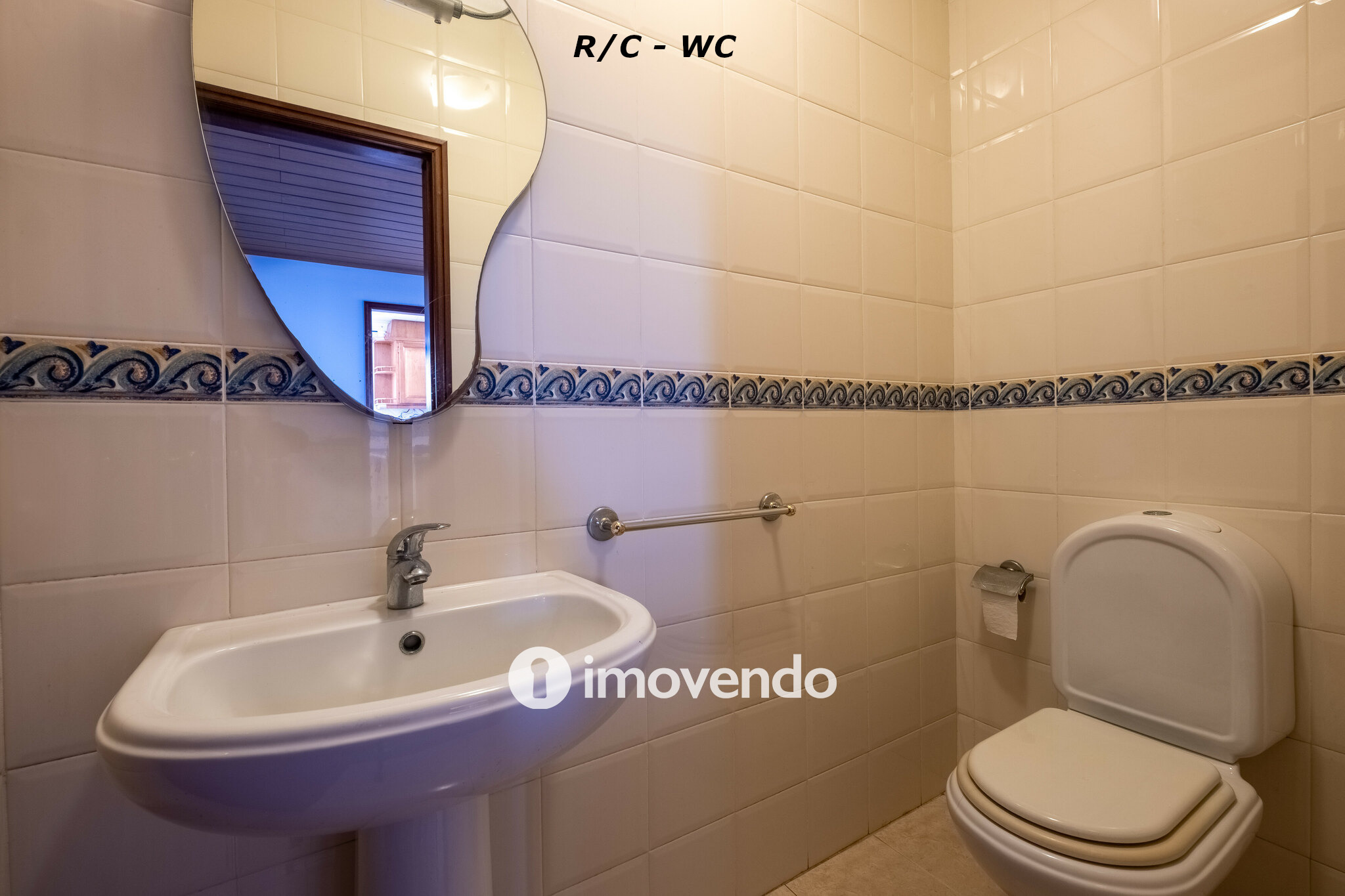 Moradia com terreno de 1.347 m2 e garagem, em São Martinho do Bispo