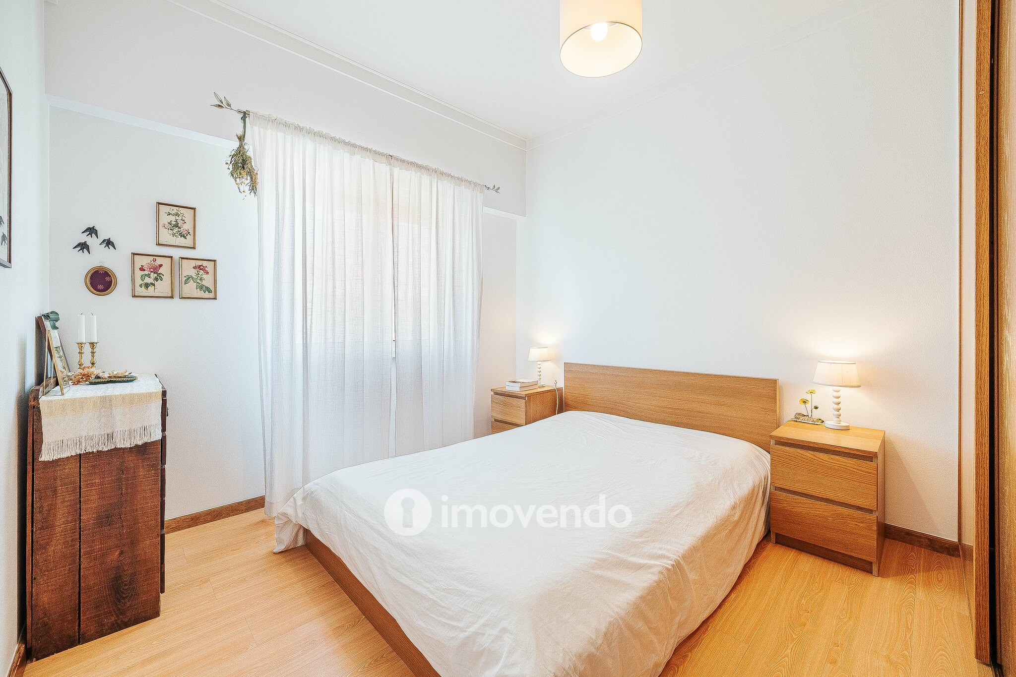 Apartamento T2 com cozinha equipada e duas varandas, na Damaia