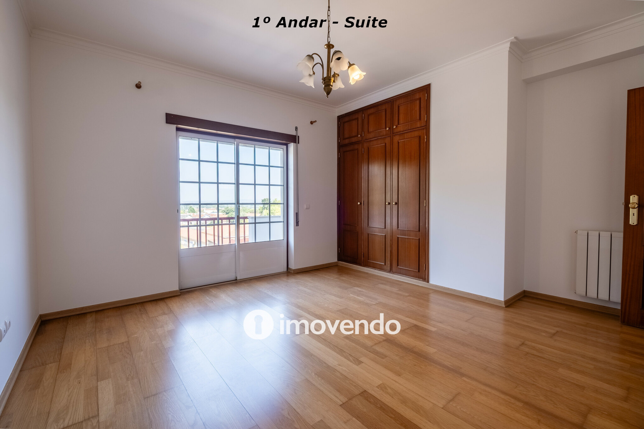 Moradia com terreno de 1.347 m2 e garagem, em São Martinho do Bispo