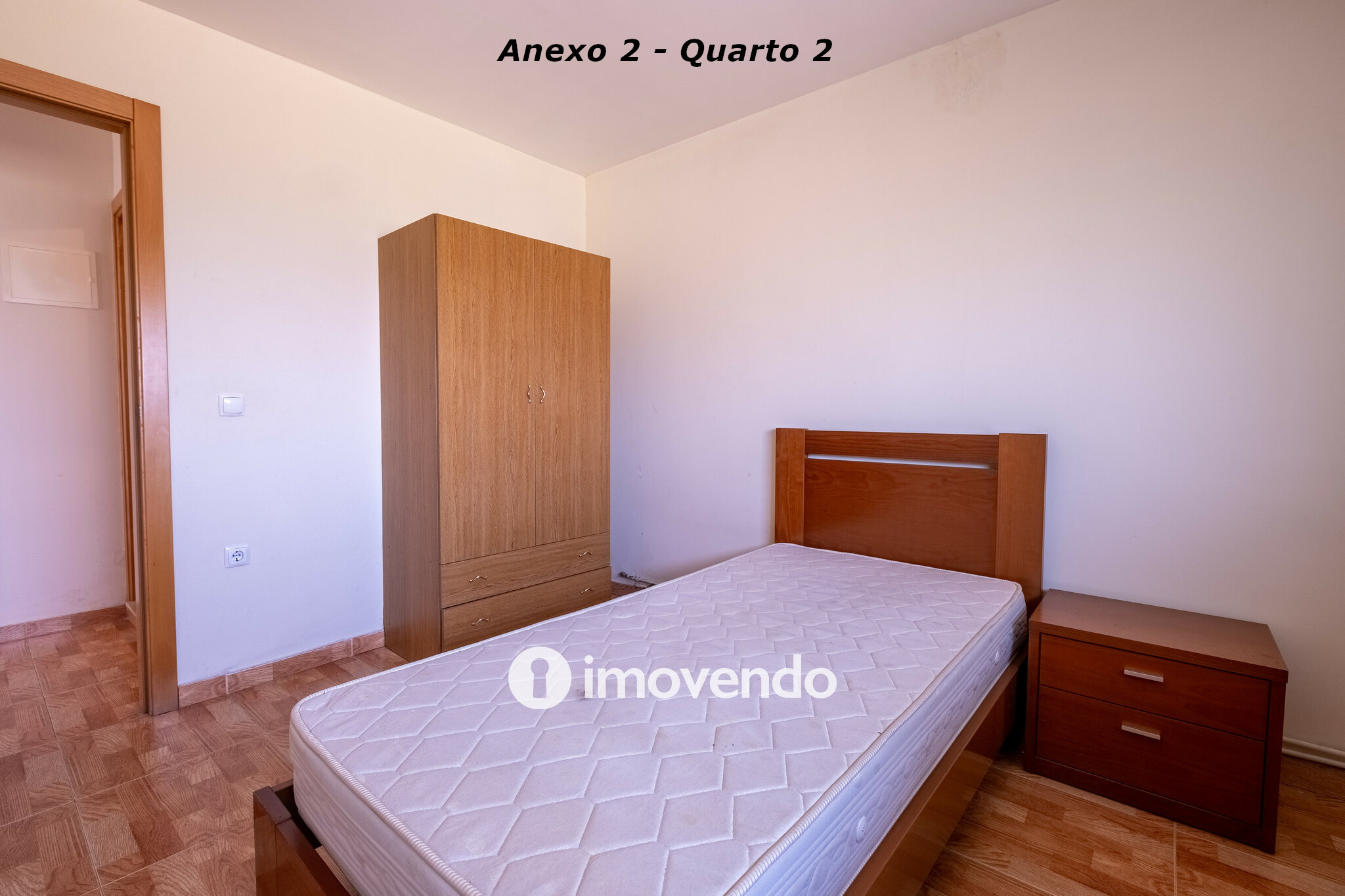 Moradia com terreno de 1.347 m2 e garagem, em São Martinho do Bispo