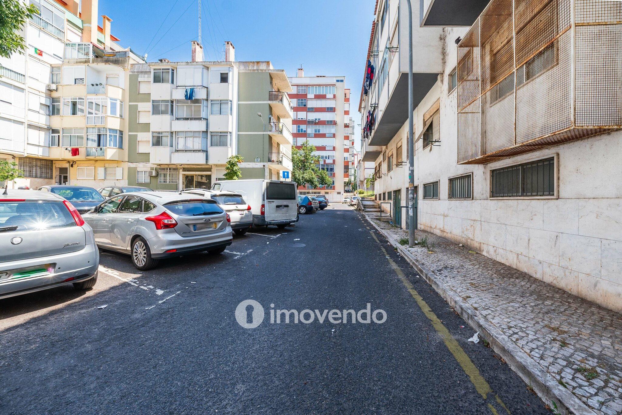 Apartamento T2 com cozinha equipada e duas varandas, na Damaia