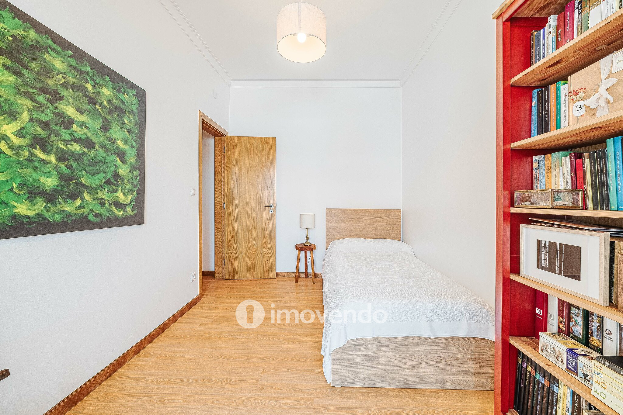 Apartamento T2 com cozinha equipada e duas varandas, na Damaia