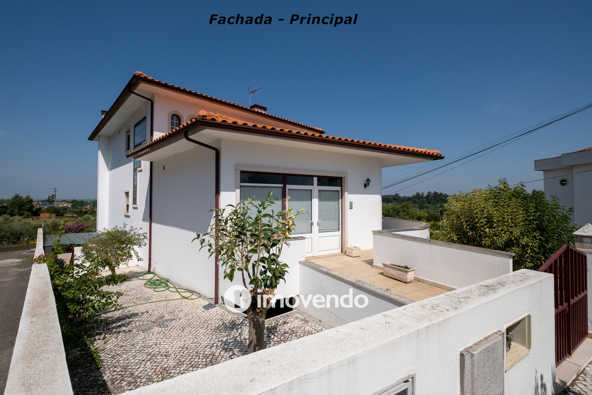 Moradia com terreno de 1.347 m2 e garagem, em São Martinho do Bispo