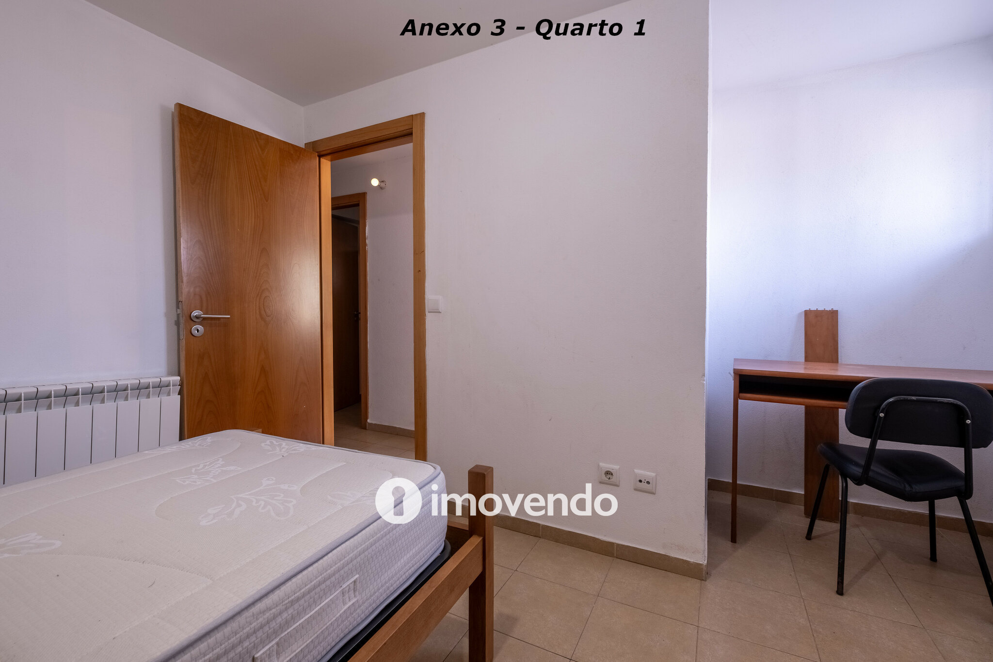 Moradia com terreno de 1.347 m2 e garagem, em São Martinho do Bispo