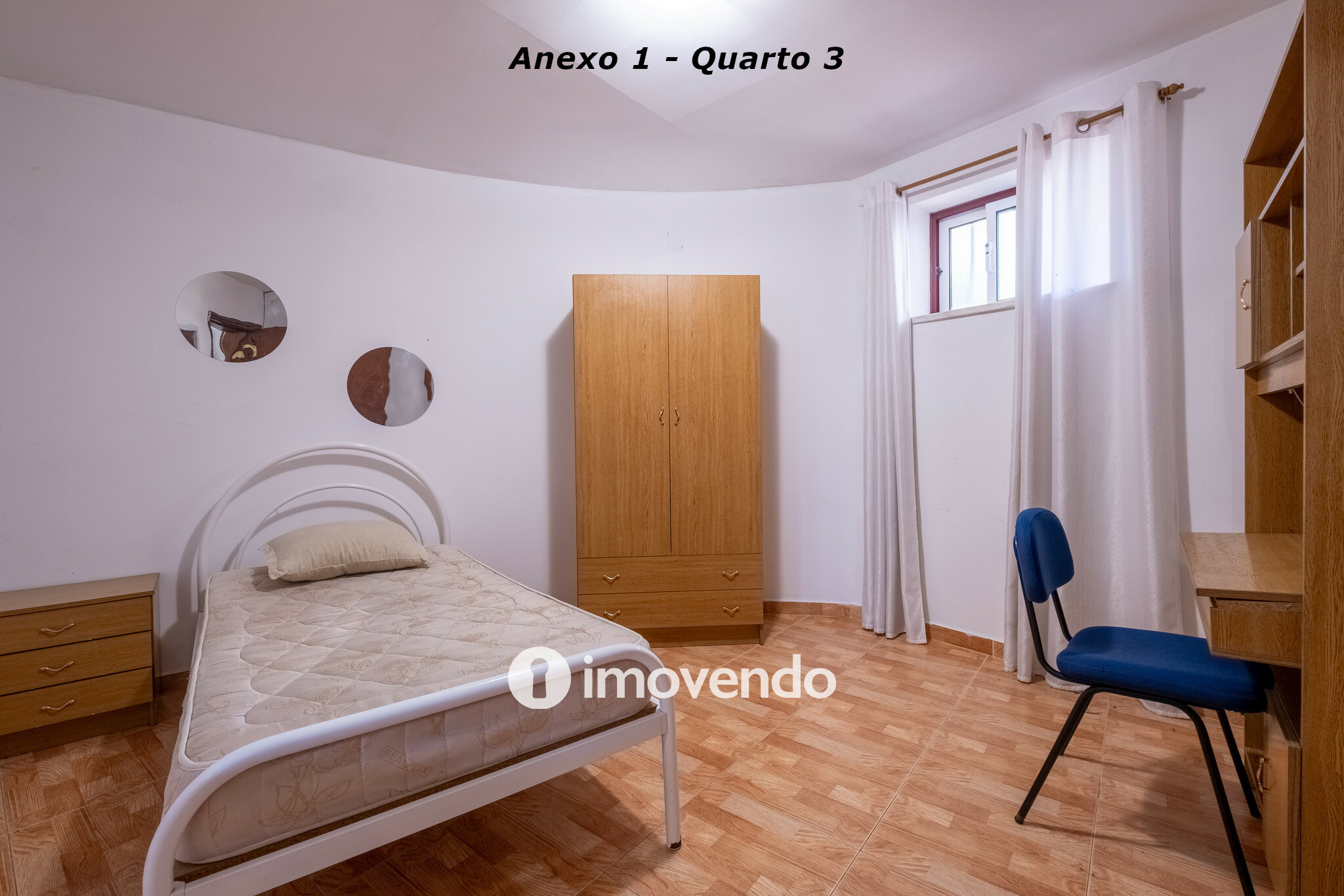 Moradia com terreno de 1.347 m2 e garagem, em São Martinho do Bispo