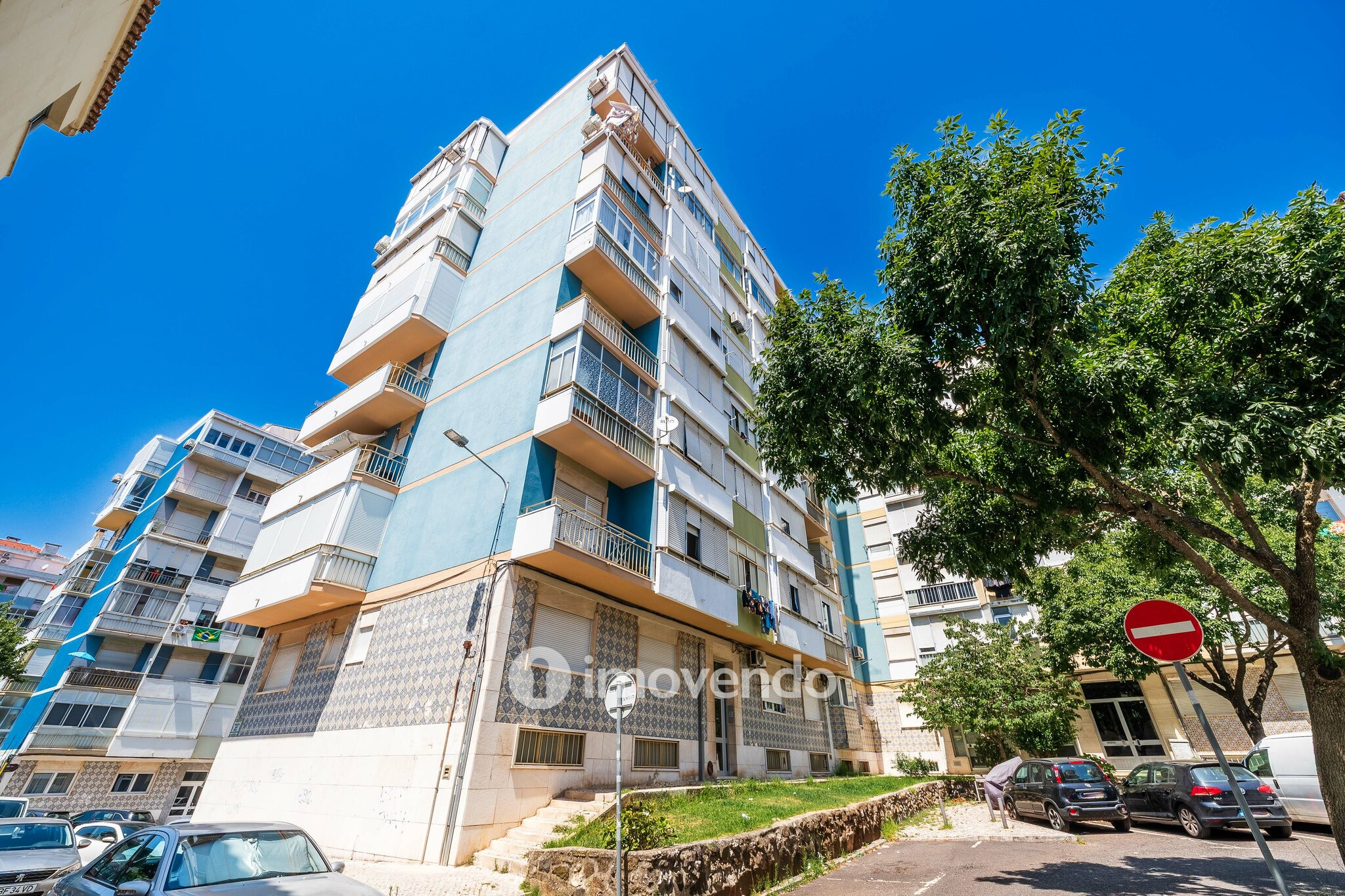 Apartamento T2 com cozinha equipada e duas varandas, na Damaia