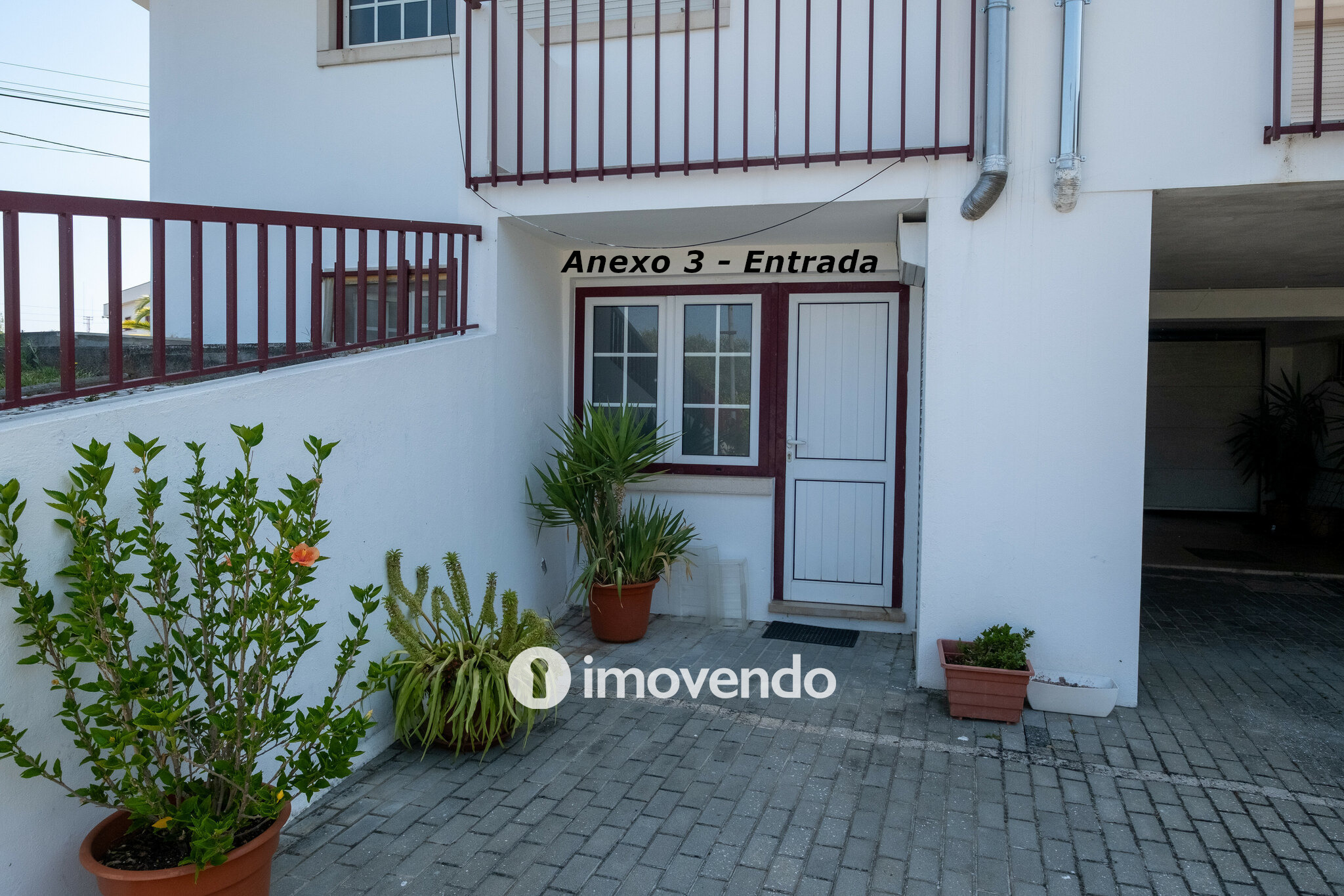 Moradia com terreno de 1.347 m2 e garagem, em São Martinho do Bispo