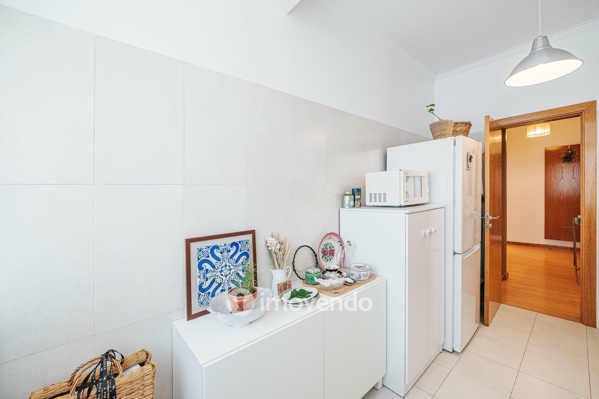 Apartamento T2 com cozinha equipada e duas varandas, na Damaia