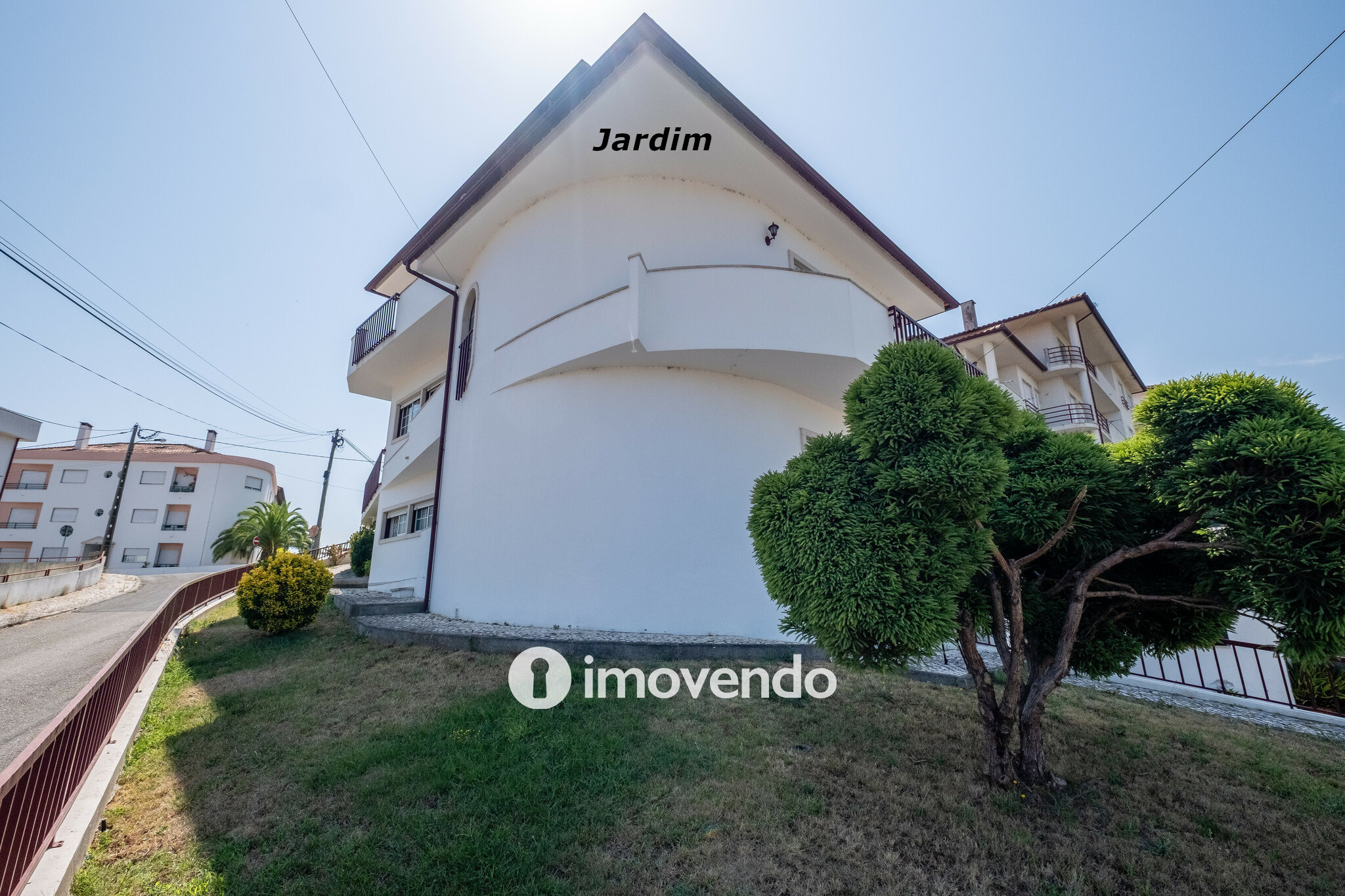 Moradia com terreno de 1.347 m2 e garagem, em São Martinho do Bispo