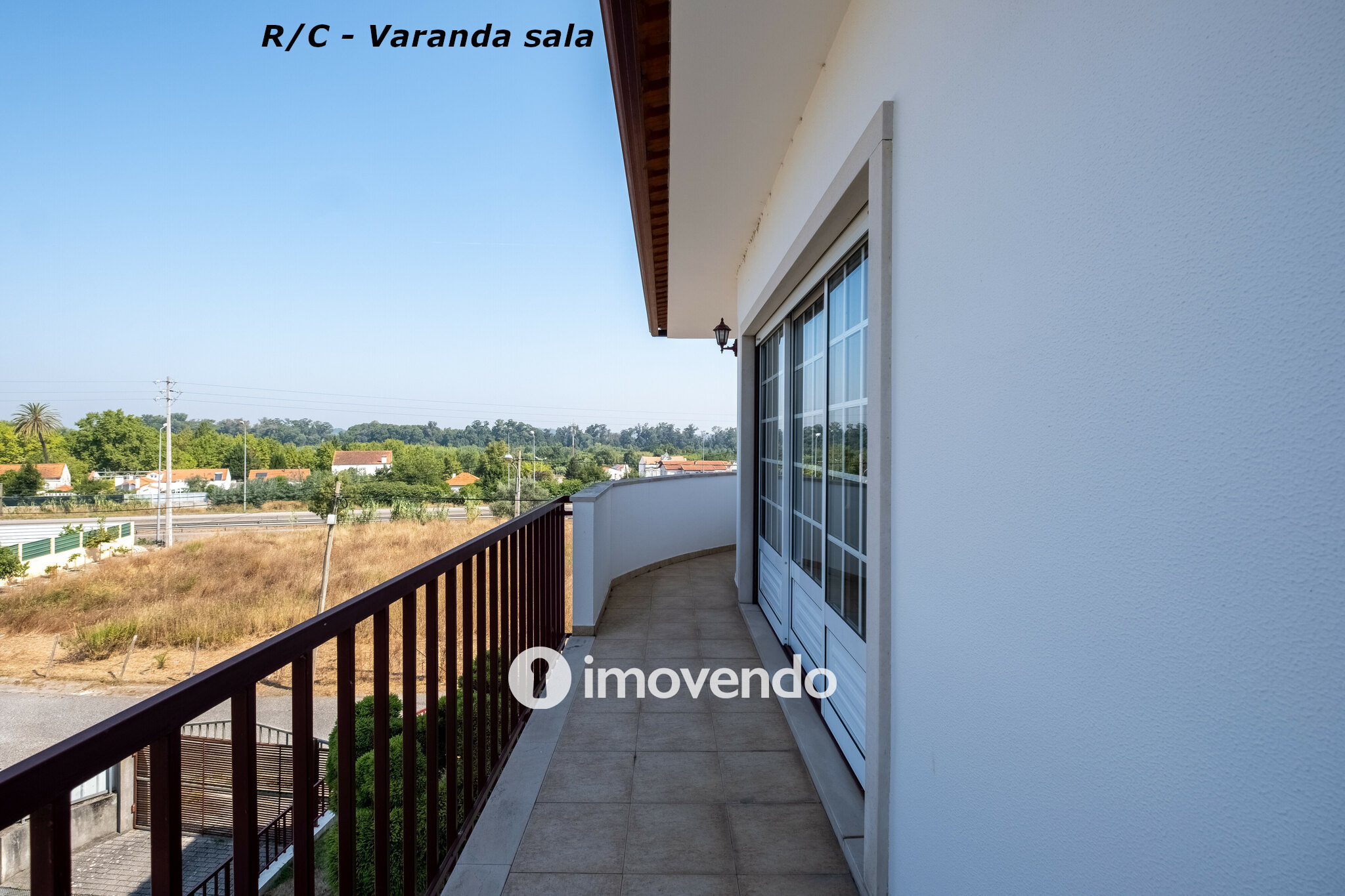 Moradia com terreno de 1.347 m2 e garagem, em São Martinho do Bispo