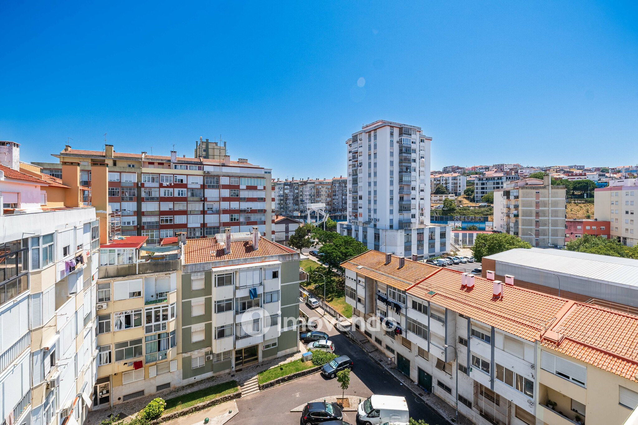 Apartamento T2 com cozinha equipada e duas varandas, na Damaia