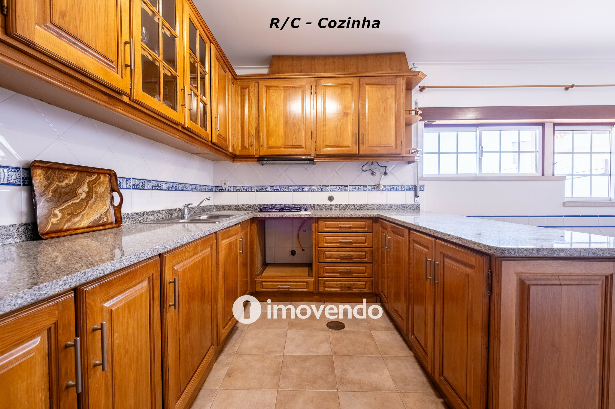 Moradia com terreno de 1.347 m2 e garagem, em São Martinho do Bispo