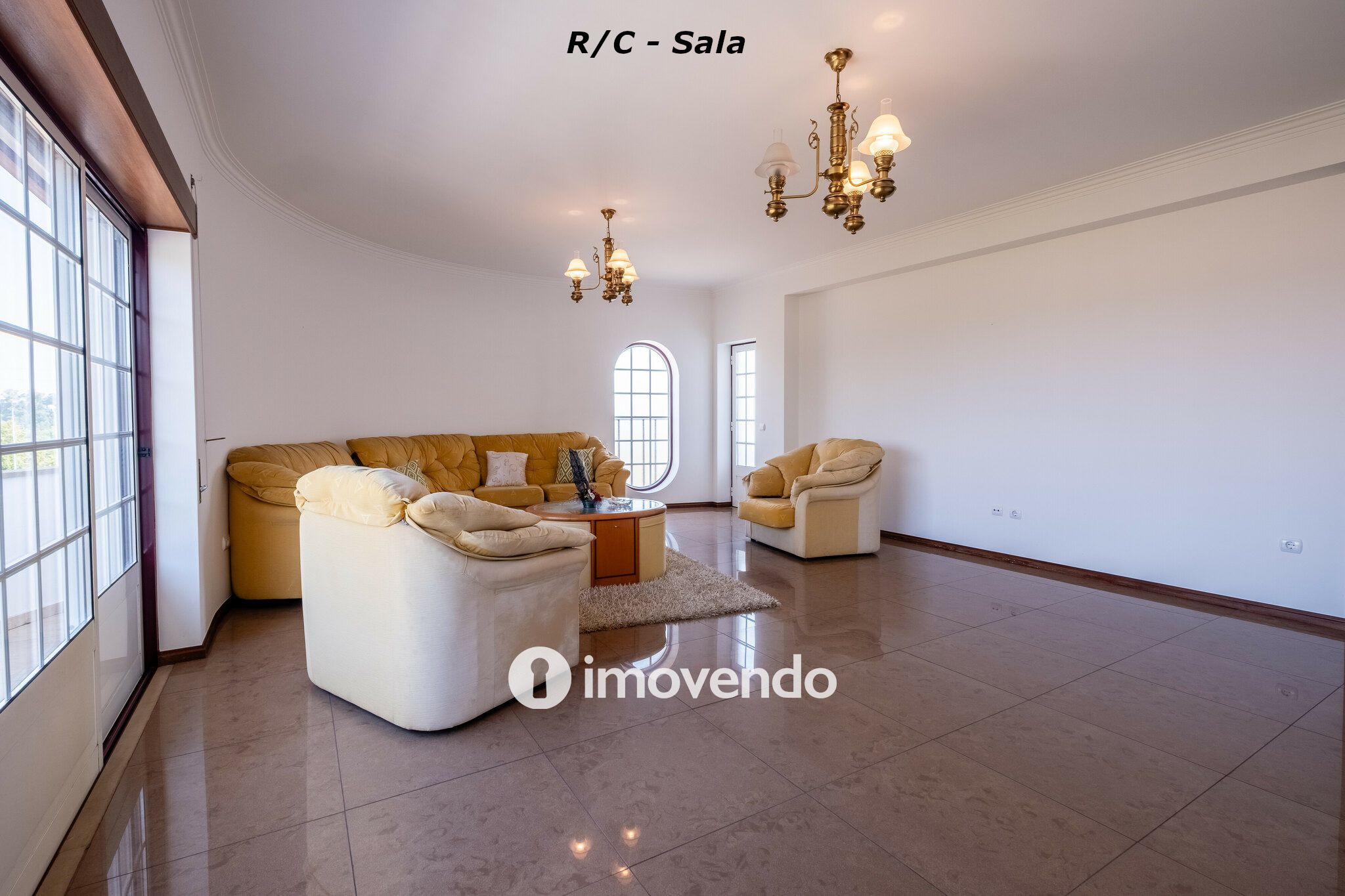 Moradia com terreno de 1.347 m2 e garagem, em São Martinho do Bispo