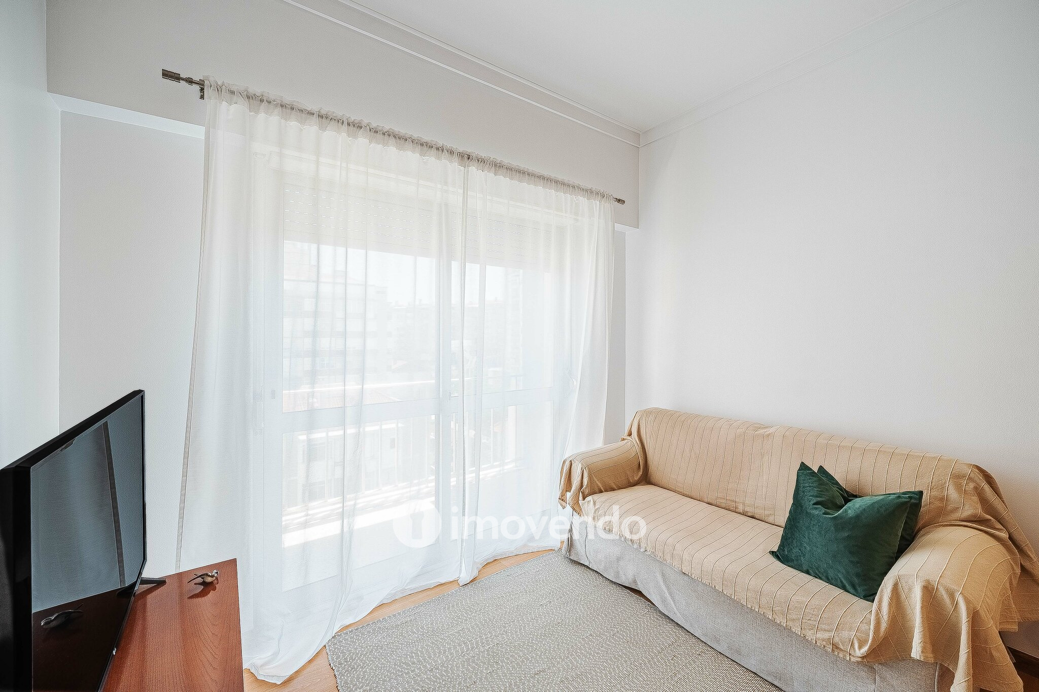 Apartamento T2 com cozinha equipada e duas varandas, na Damaia