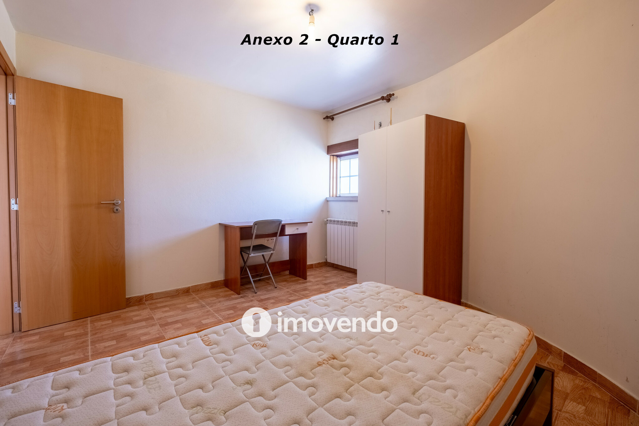 Moradia com terreno de 1.347 m2 e garagem, em São Martinho do Bispo