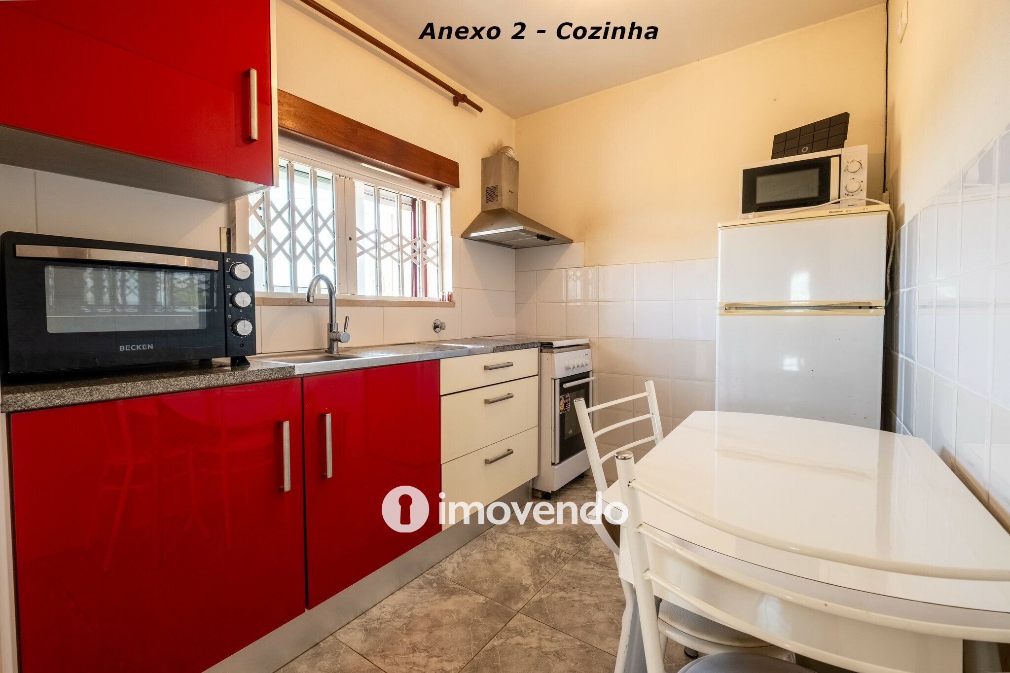 Moradia com terreno de 1.347 m2 e garagem, em São Martinho do Bispo