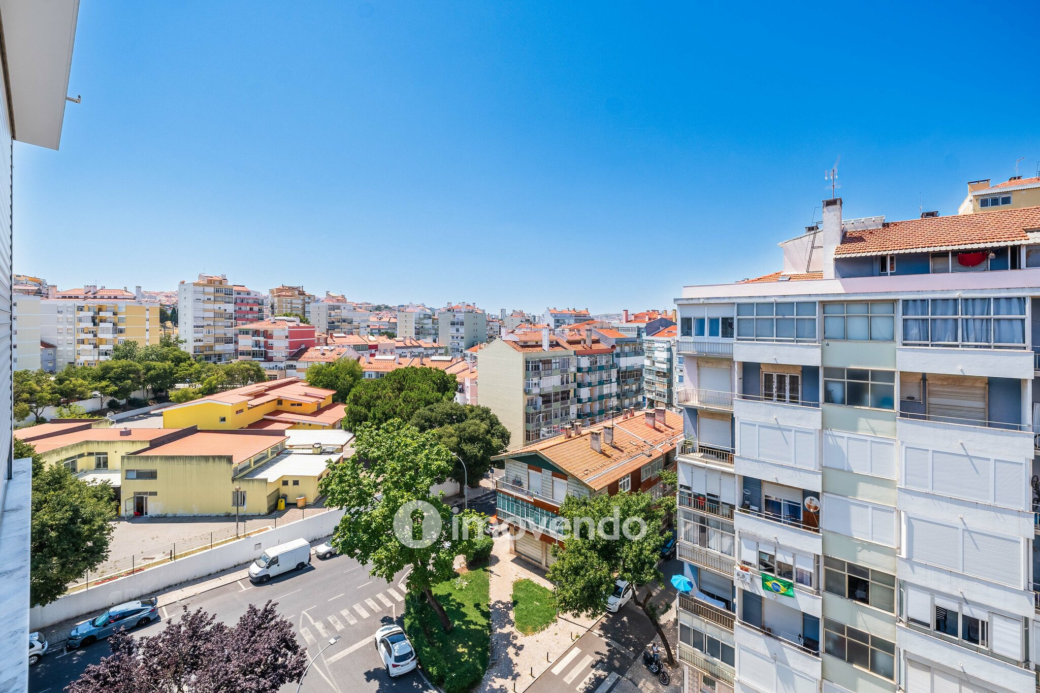 Apartamento T2 com cozinha equipada e duas varandas, na Damaia